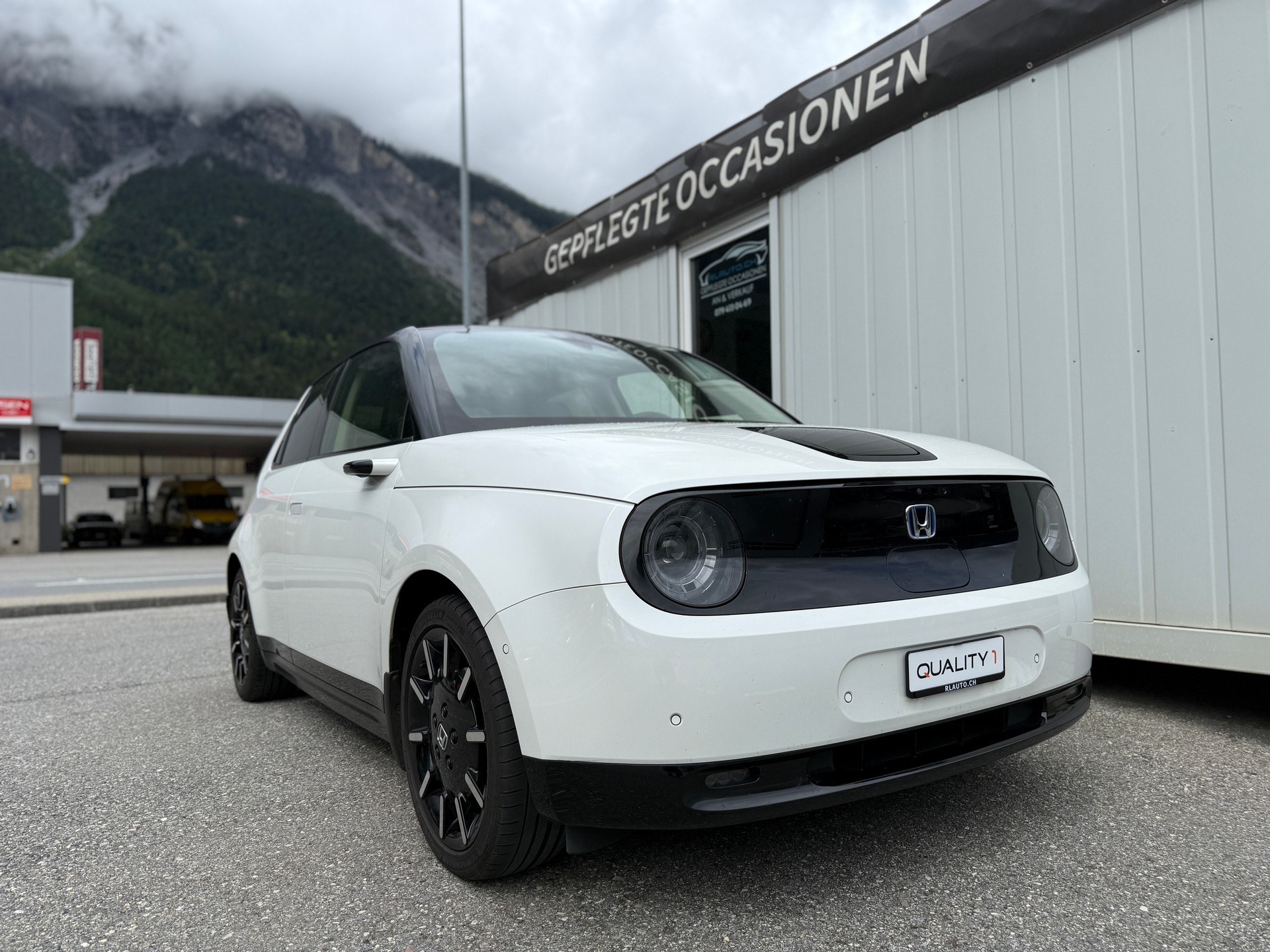 HONDA e Advance-showroom-element-1