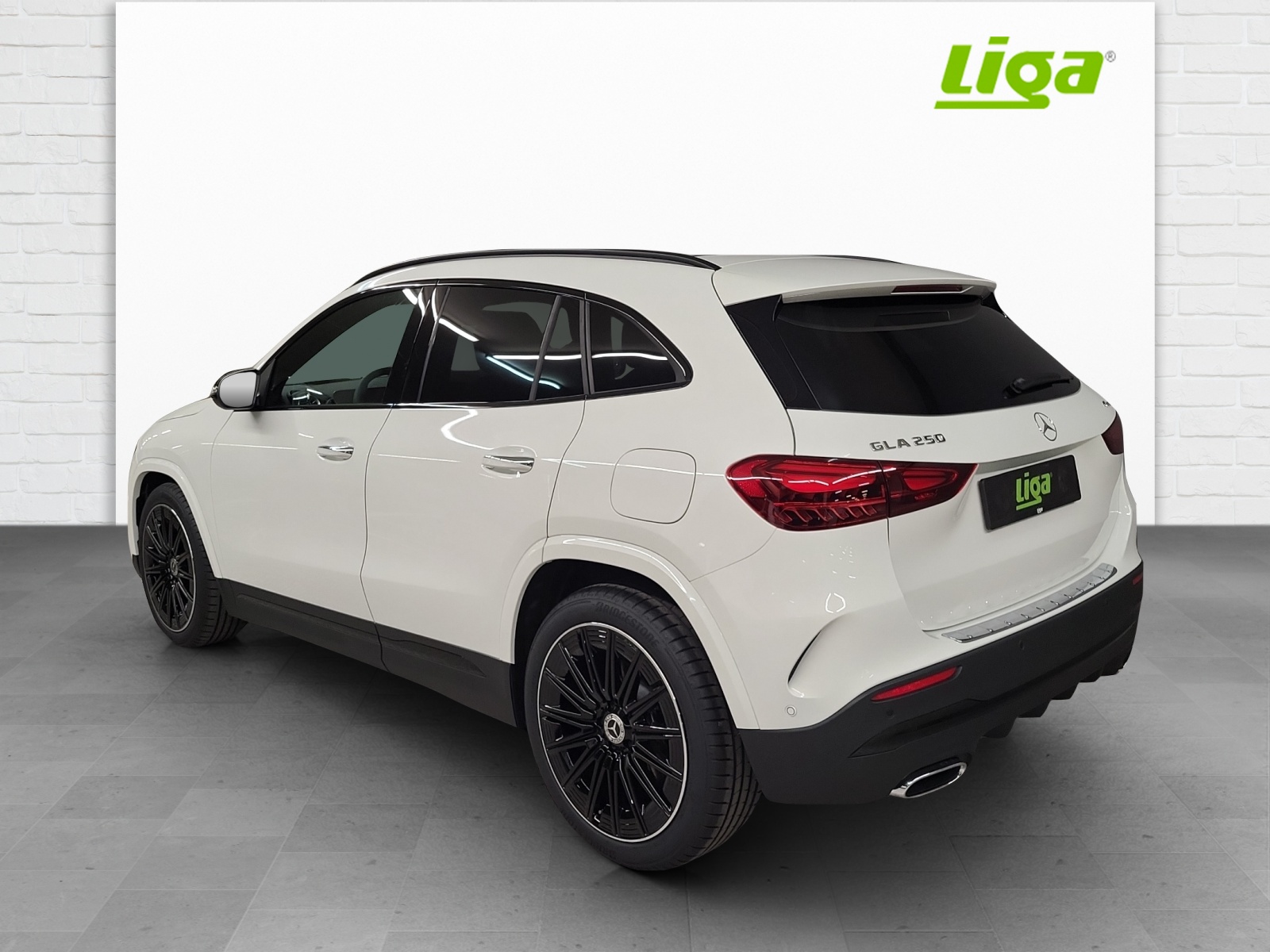 MERCEDES-BENZ GLA 250 Swiss Star-showroom-element-3