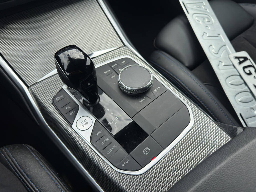 BMW 320e xDrive SAG M-Sport Touring-image-11