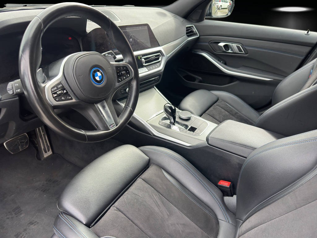 BMW 320e xDrive SAG M-Sport Touring-image-8