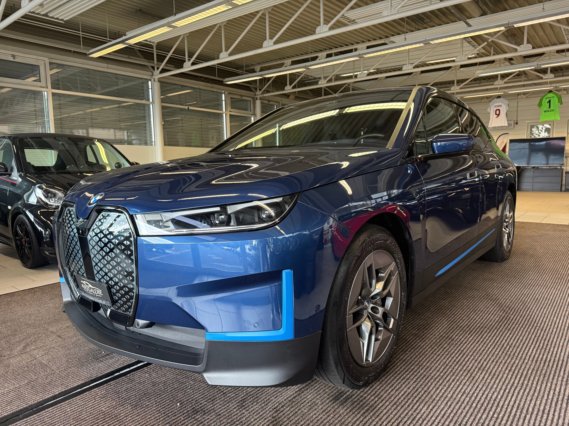 BMW iX xDrive40 Launch Edition | CH Fahrzeug | Erstbesitz | Laser-Matrix LED | NP: 108'870.- |-showroom-element-2