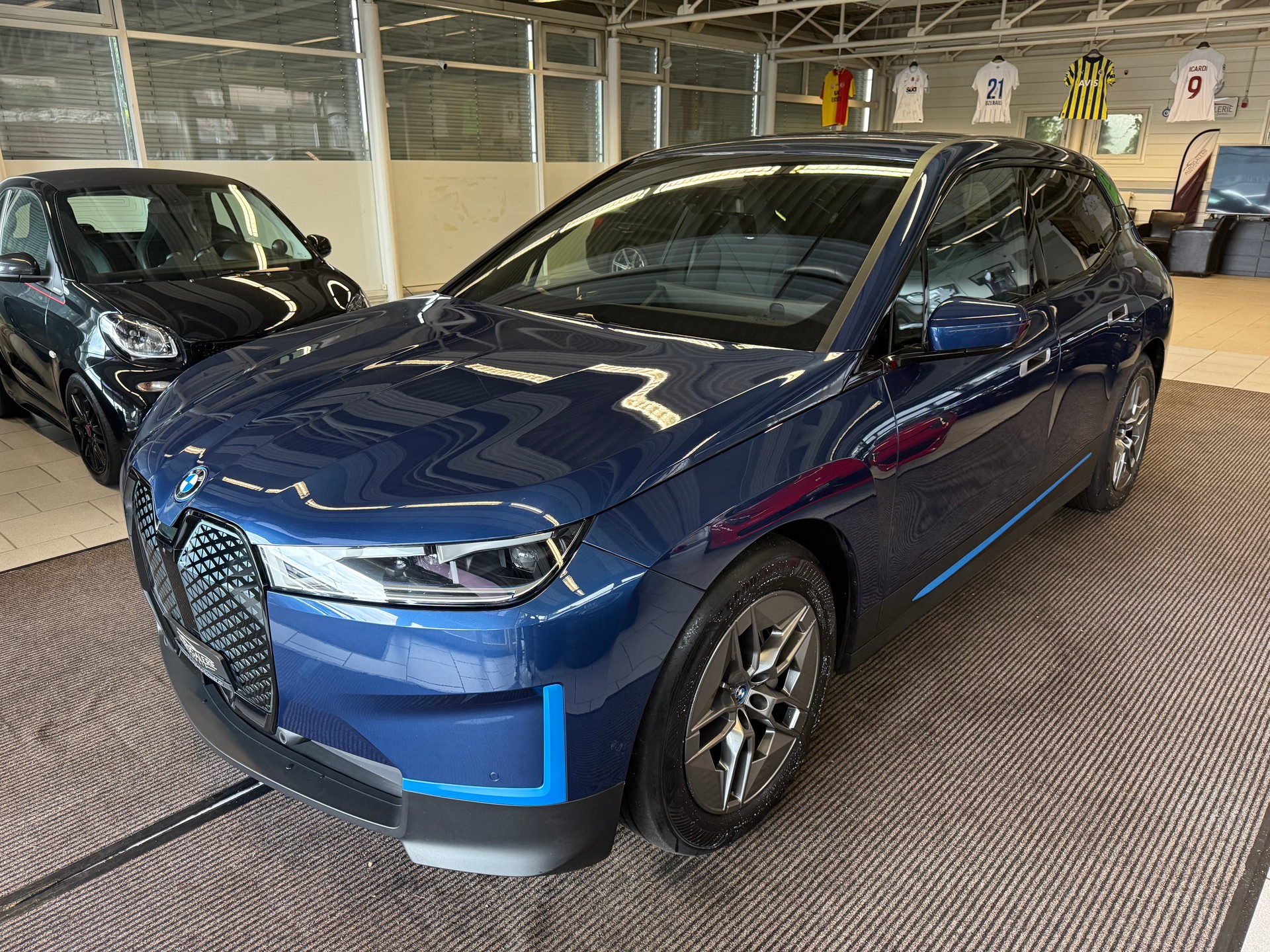 BMW iX xDrive40 Launch Edition | CH Fahrzeug | Erstbesitz | Laser-Matrix LED | NP: 108'870.- |