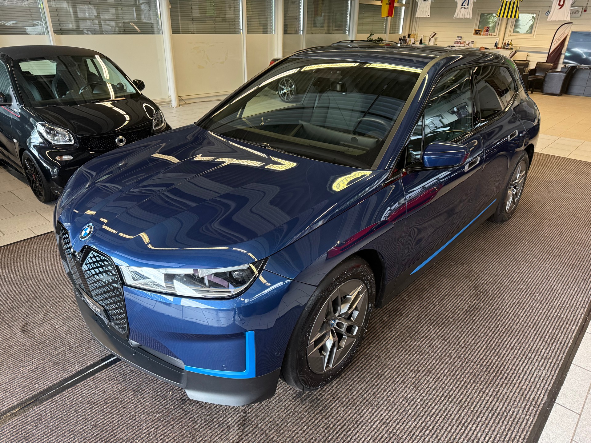 BMW iX xDrive40 Launch Edition | CH Fahrzeug | Erstbesitz | Laser-Matrix LED | NP: 108'870.- |-showroom-element-1
