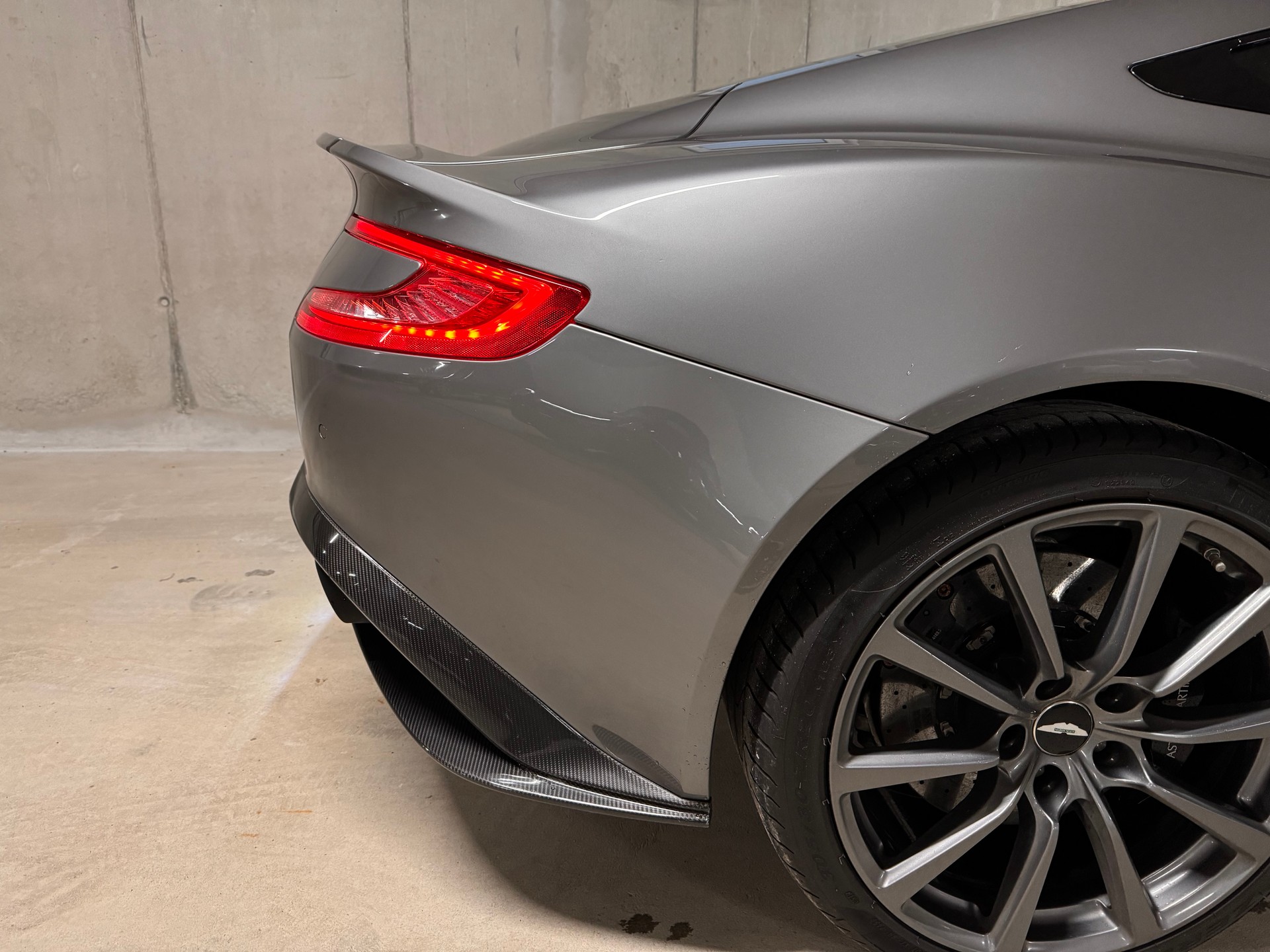 ASTON MARTIN Vanquish S-image-14