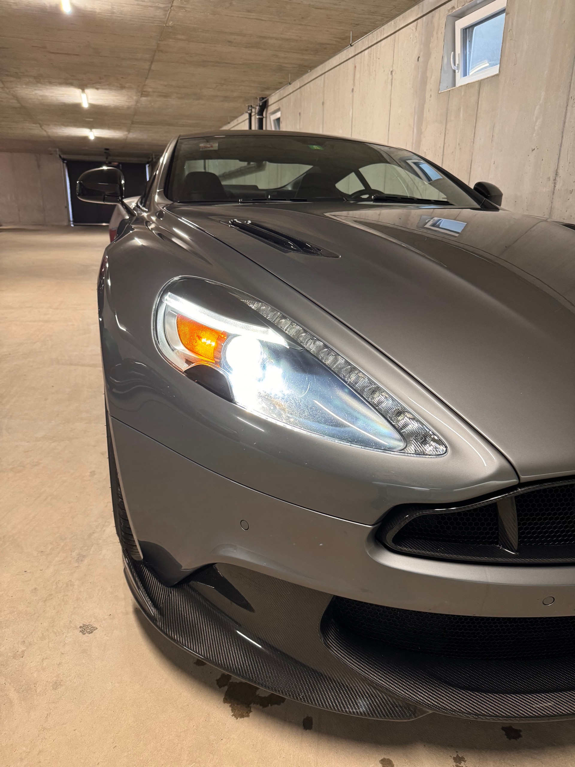 ASTON MARTIN Vanquish S-image-1