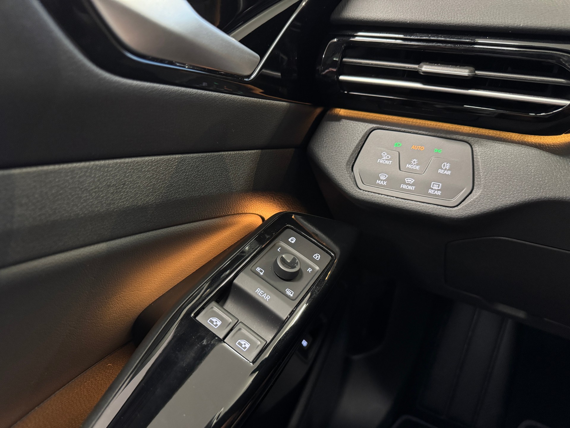 VW ID.5 GTX 77 kWh 4Motion (Np.83`310.-) 299PS AHK PanoDach Vollausstattung CH-Ausl.-image-22
