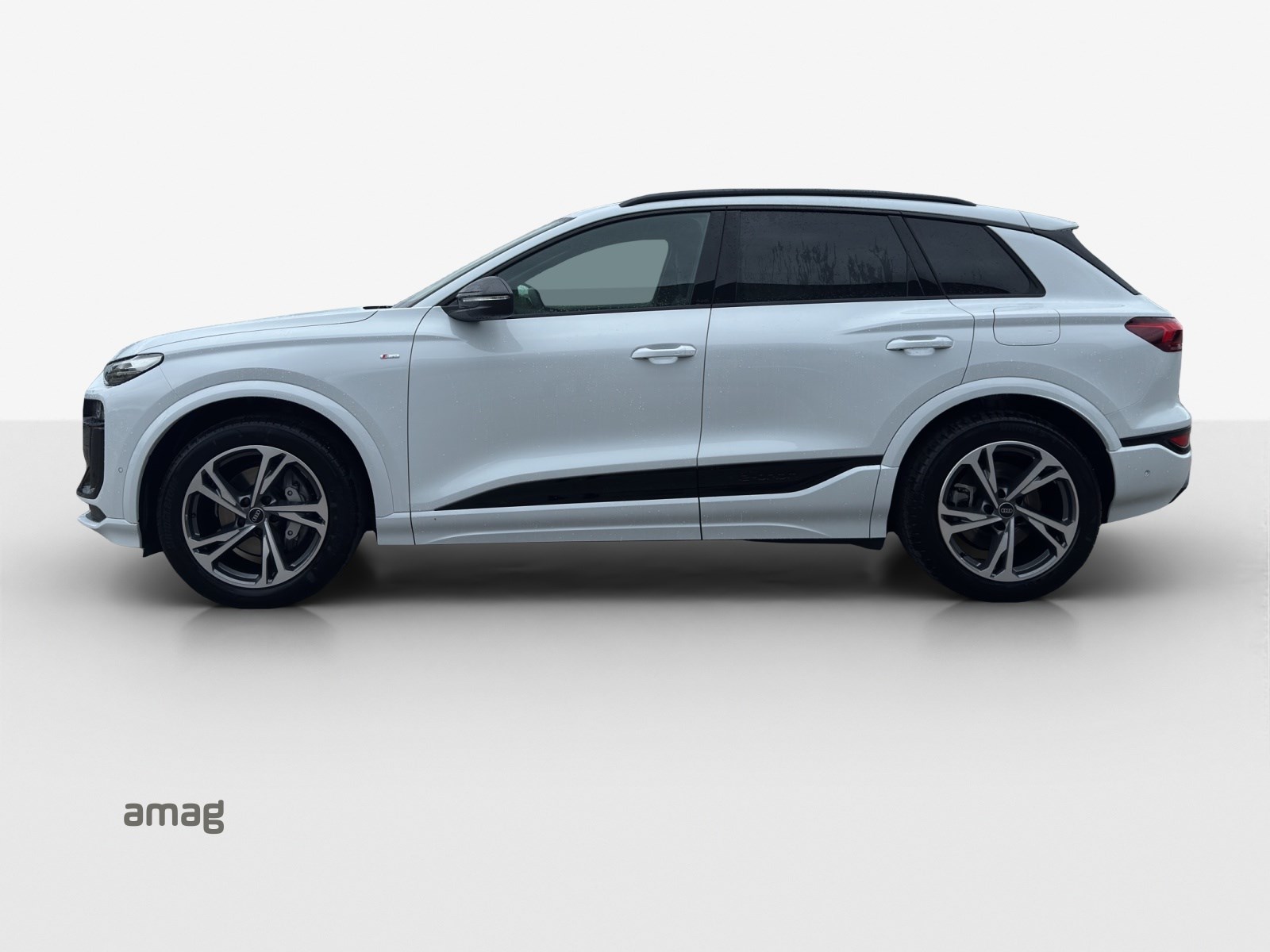 AUDI Q6 e-tron quattro-showroom-element-1