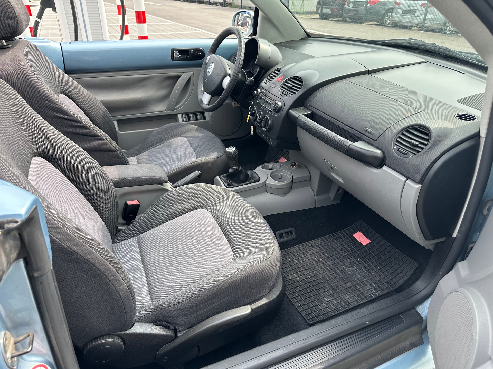 VW Beetle Cabrio 1.6-image-4