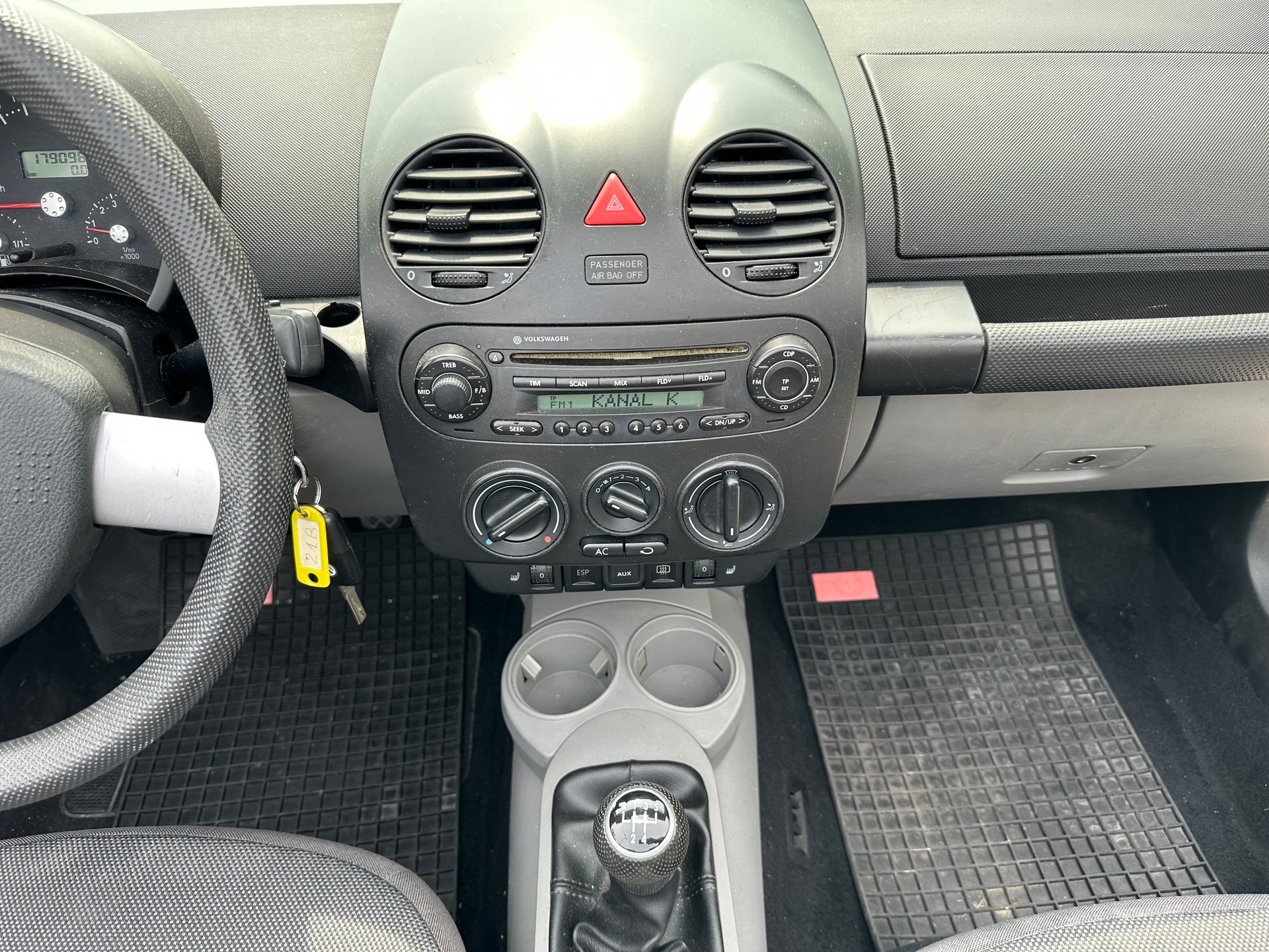 VW Beetle Cabrio 1.6-image-5