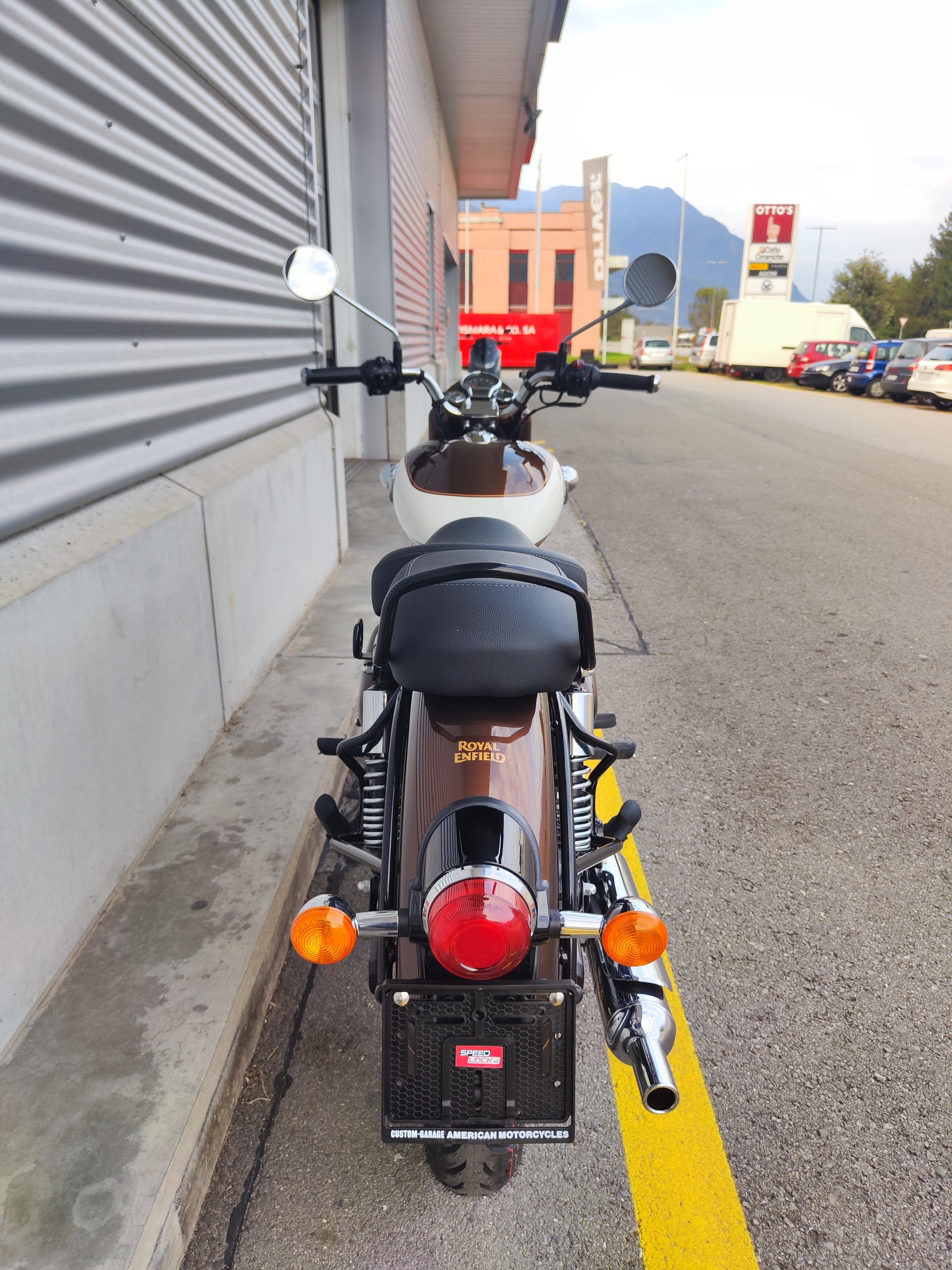 ROYAL ENFIELD Classic 350 Medallion Bronze-showroom-element-3