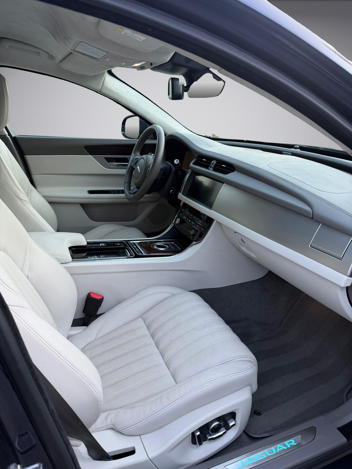 JAGUAR XF 30d Portfolio Automatic-image-12
