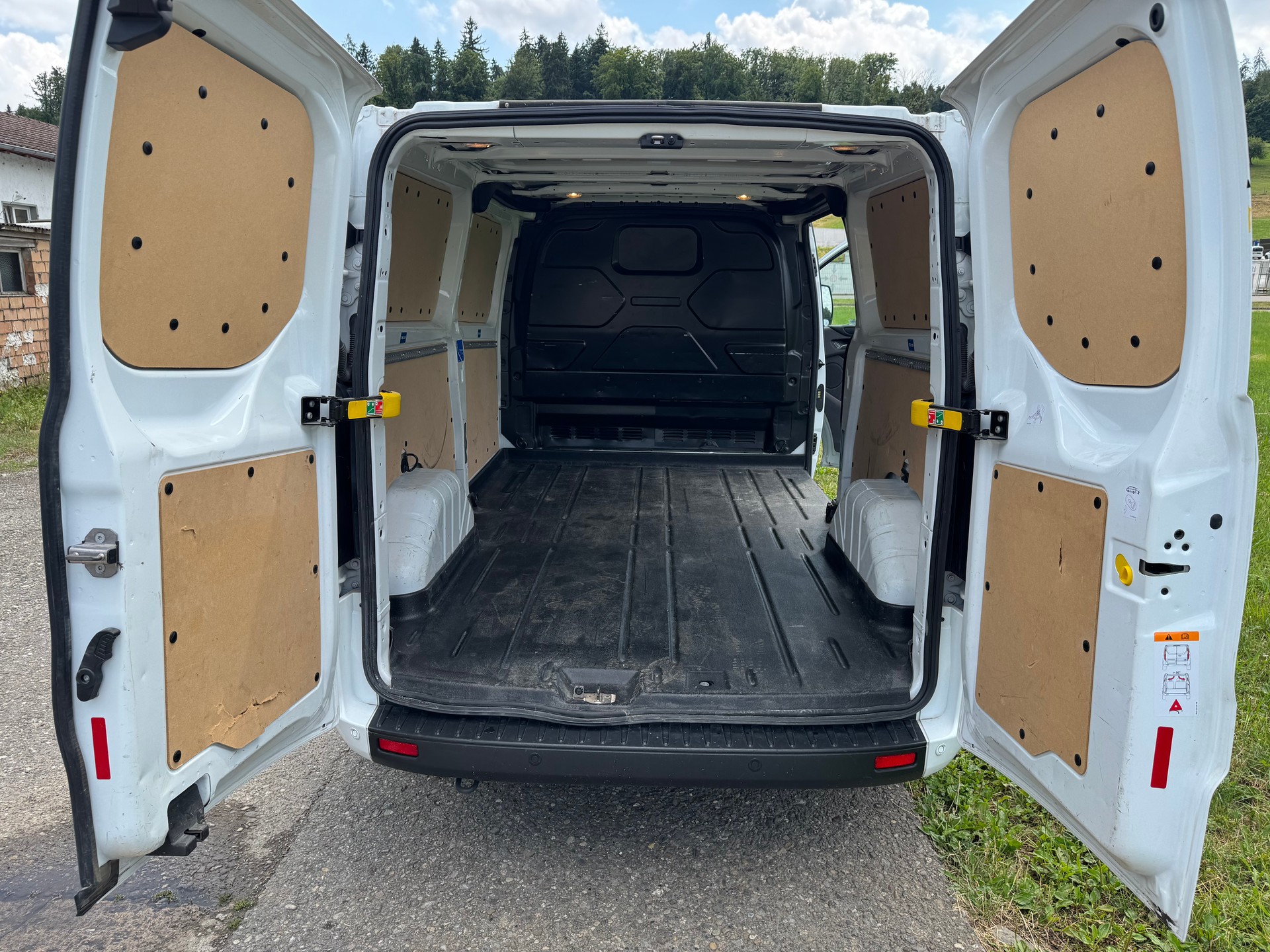 FORD Transit Custom Van 300 L2H1 Limited A-image-13