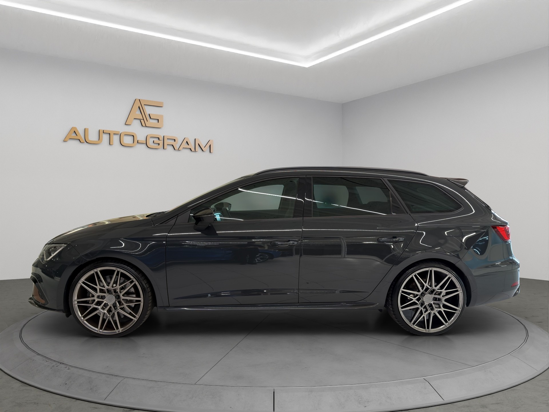 SEAT Leon ST 2.0 TSI Cupra R 300 4 Drive DSG-image-1