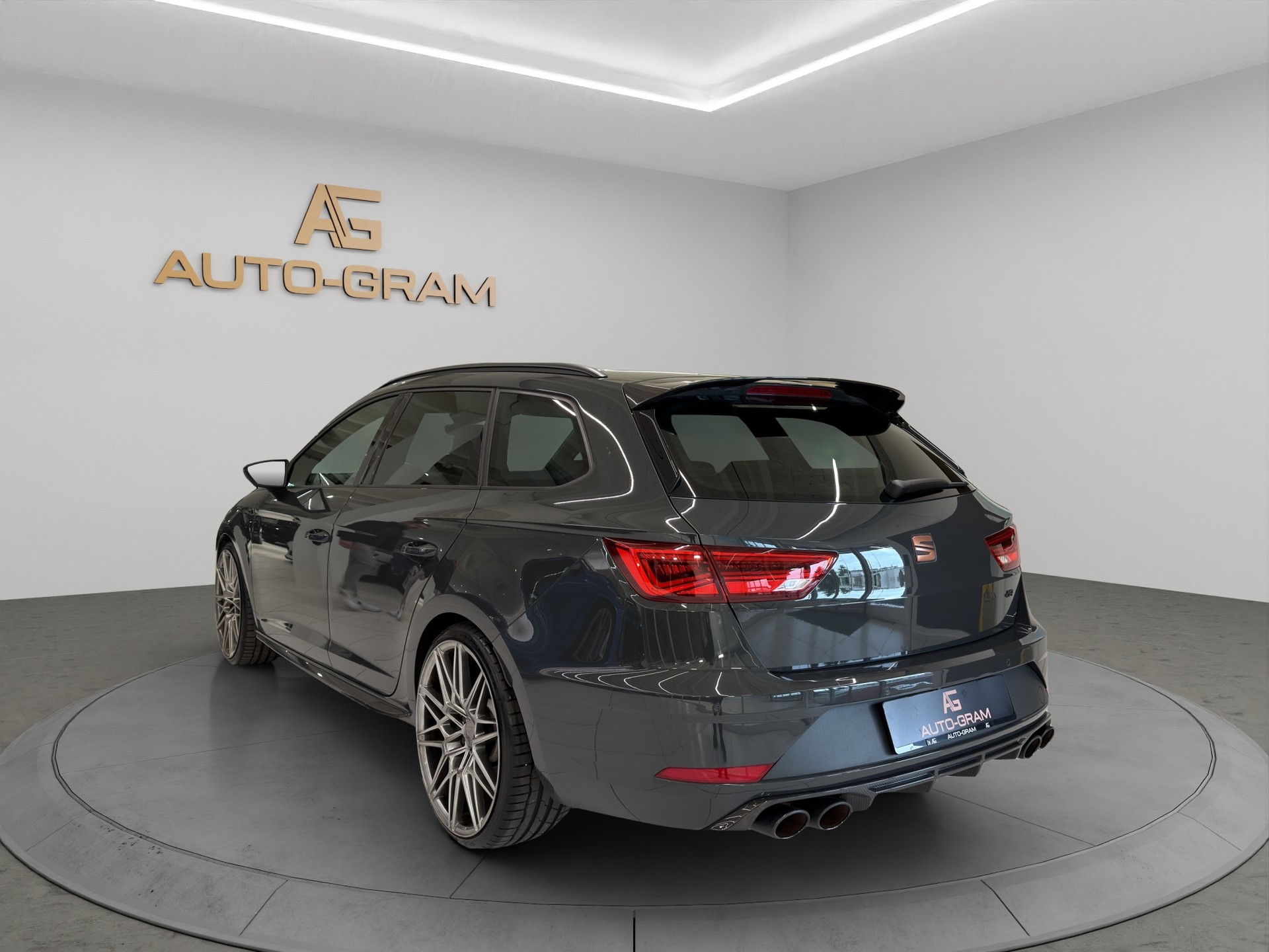 SEAT Leon ST 2.0 TSI Cupra R 300 4 Drive DSG-image-2
