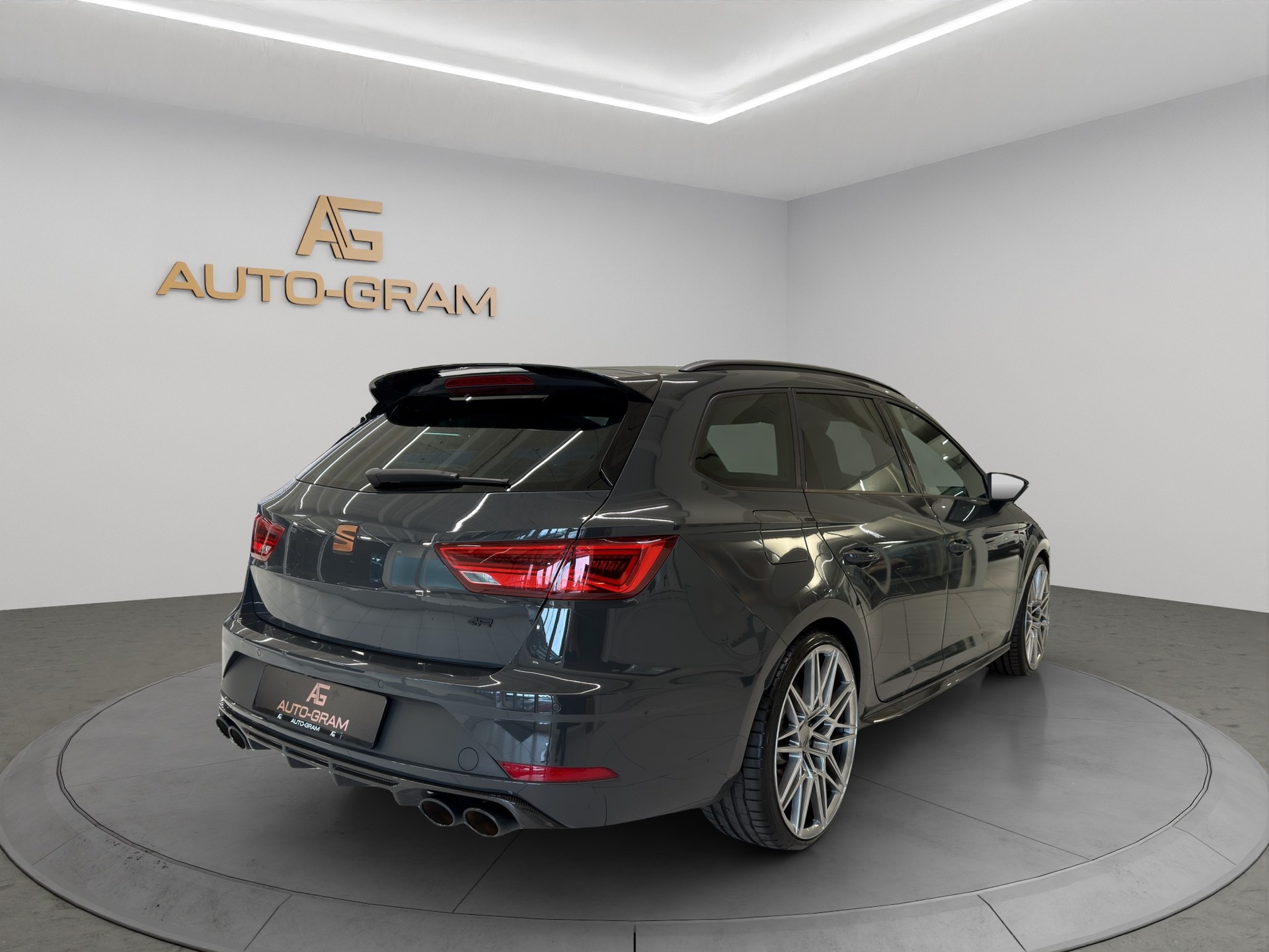 SEAT Leon ST 2.0 TSI Cupra R 300 4 Drive DSG-image-4