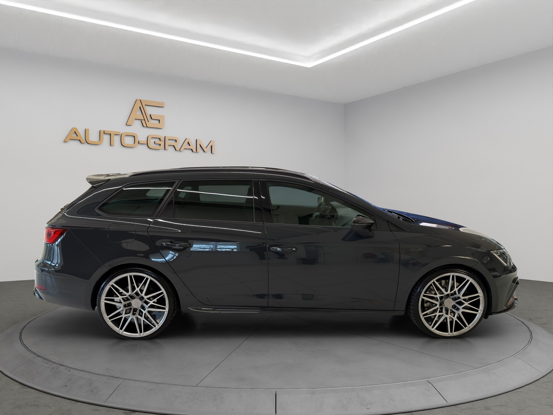 SEAT Leon ST 2.0 TSI Cupra R 300 4 Drive DSG-image-5