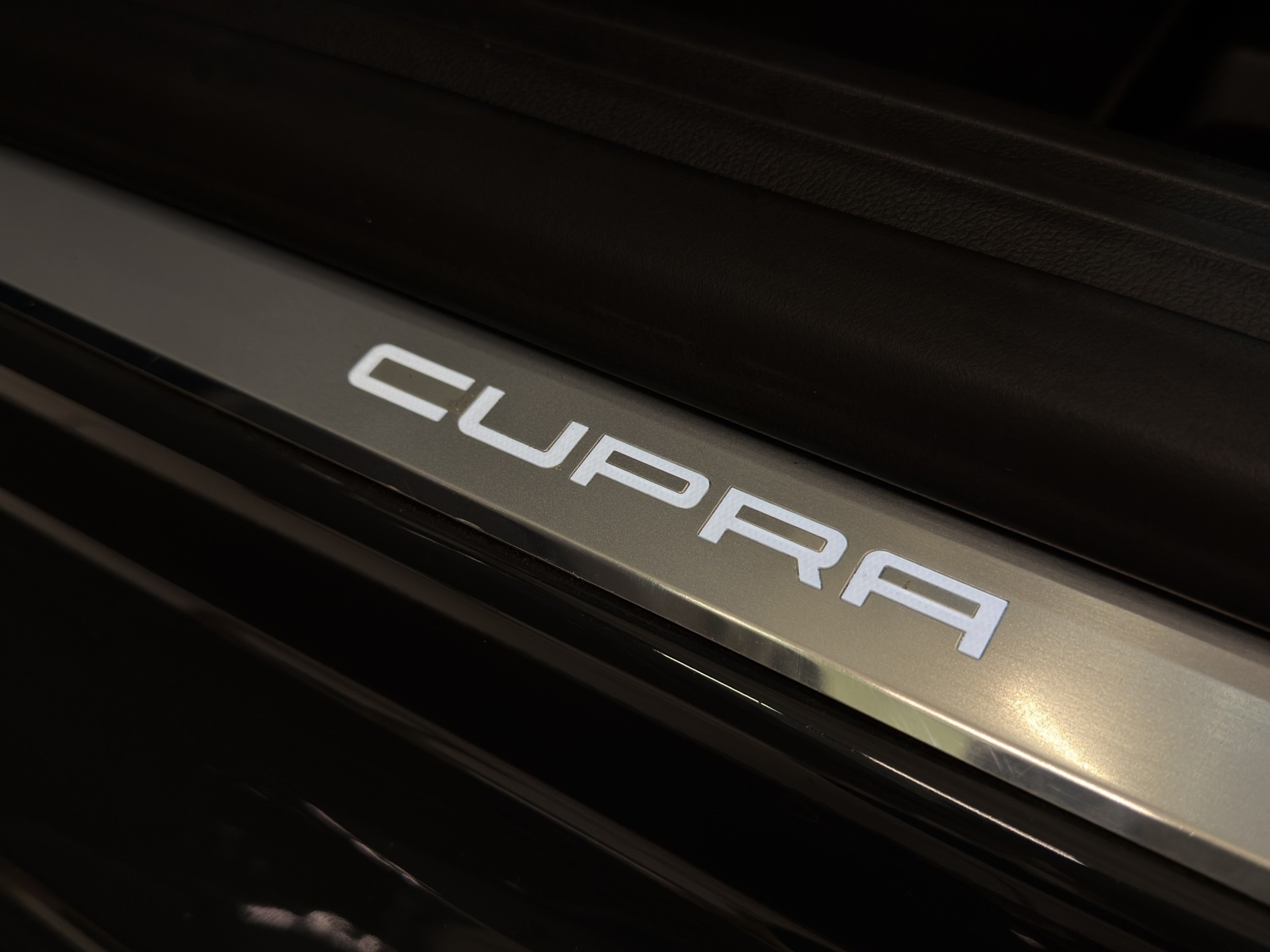 SEAT Leon ST 2.0 TSI Cupra R 300 4 Drive DSG-image-21