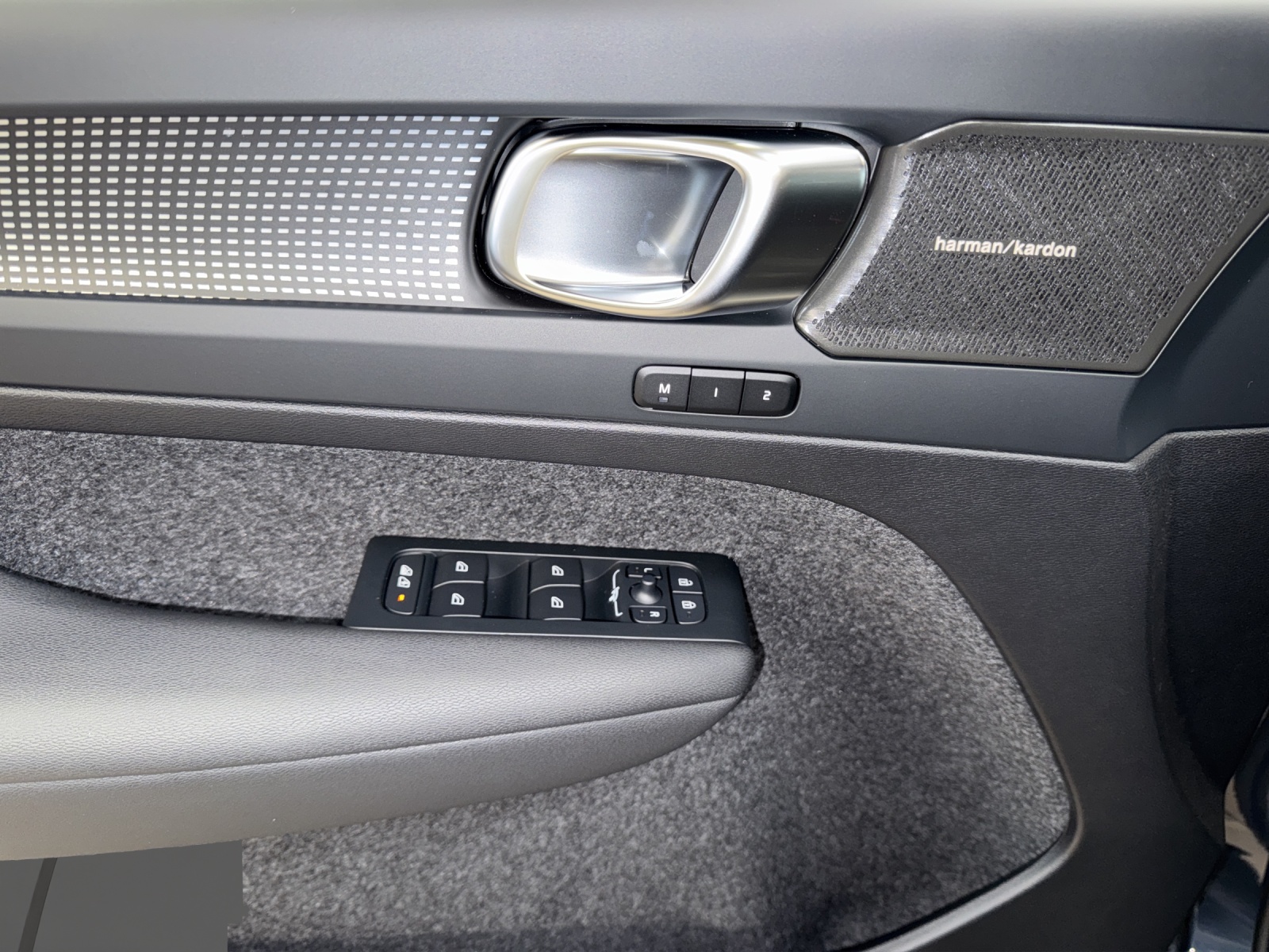 VOLVO EC40 Twin XCENTRIC Edition AWD-image-9