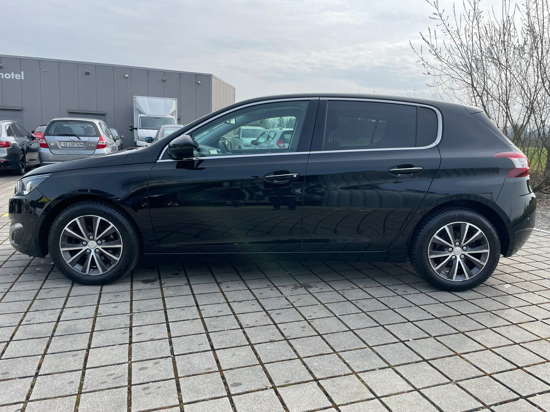 PEUGEOT 308 1.2 THP Allure-image-3