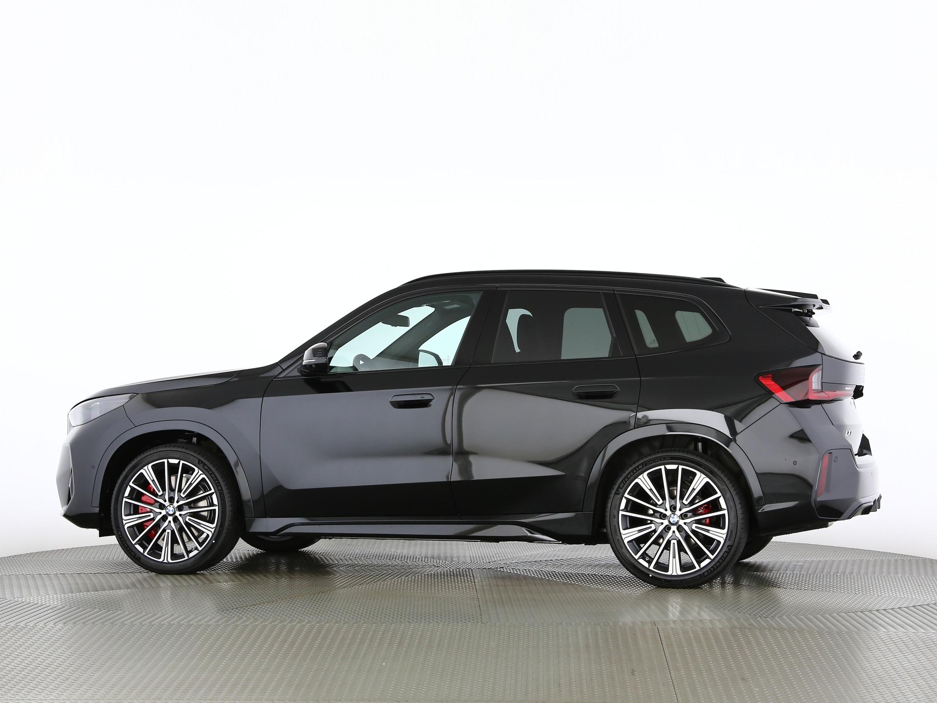BMW iX1 30 xDrive-image-12