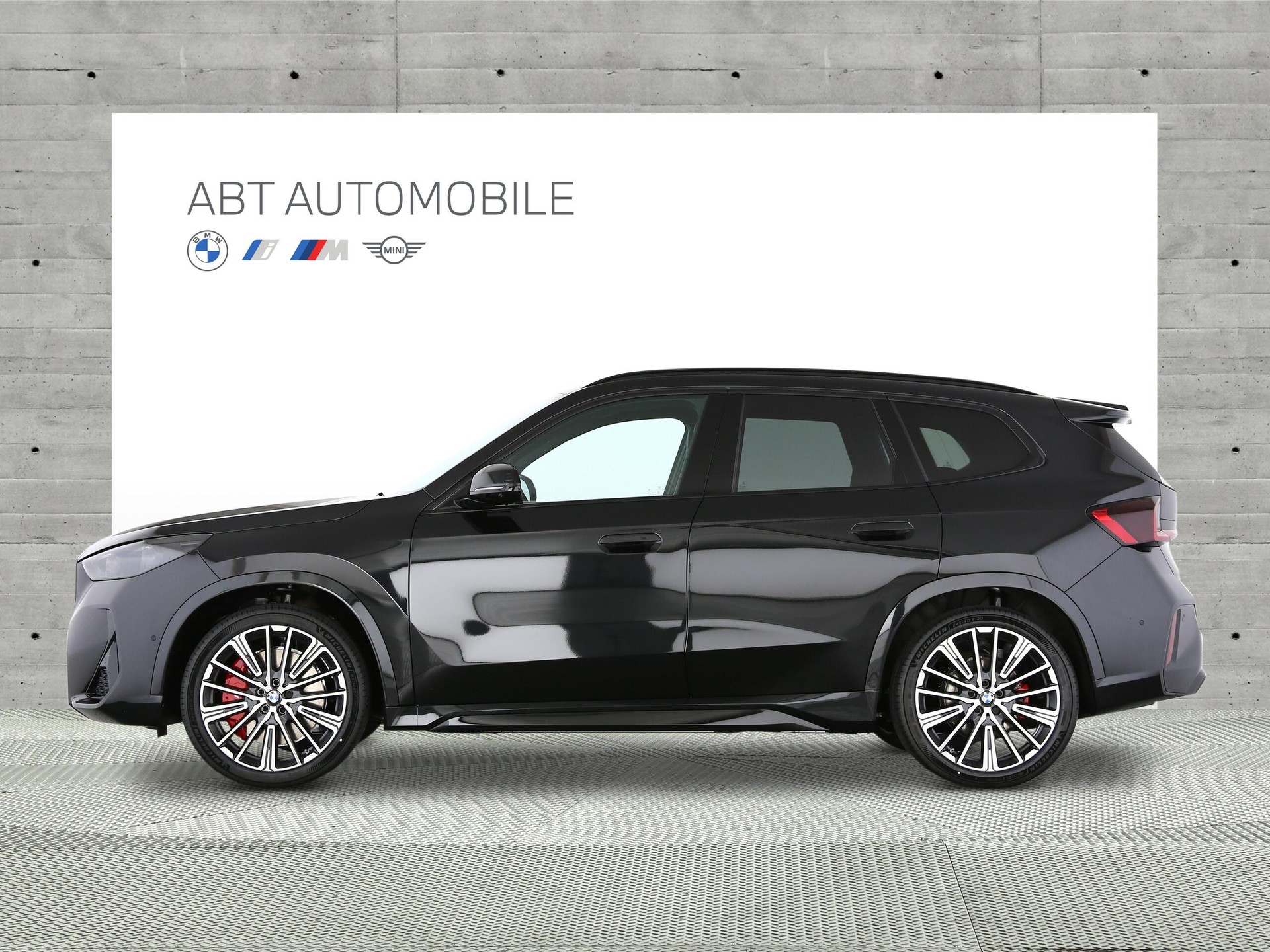 BMW iX1 30 xDrive-image-1