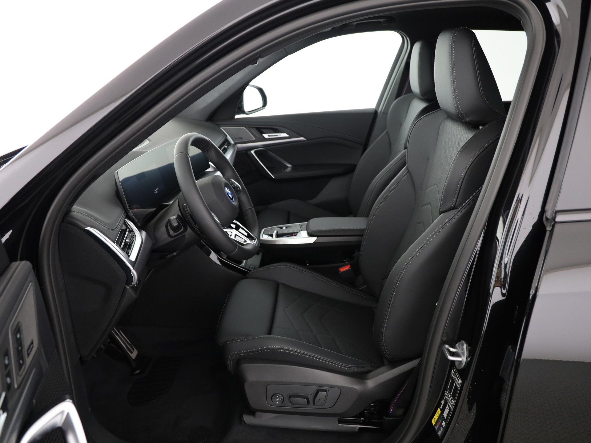 BMW iX1 30 xDrive-image-4