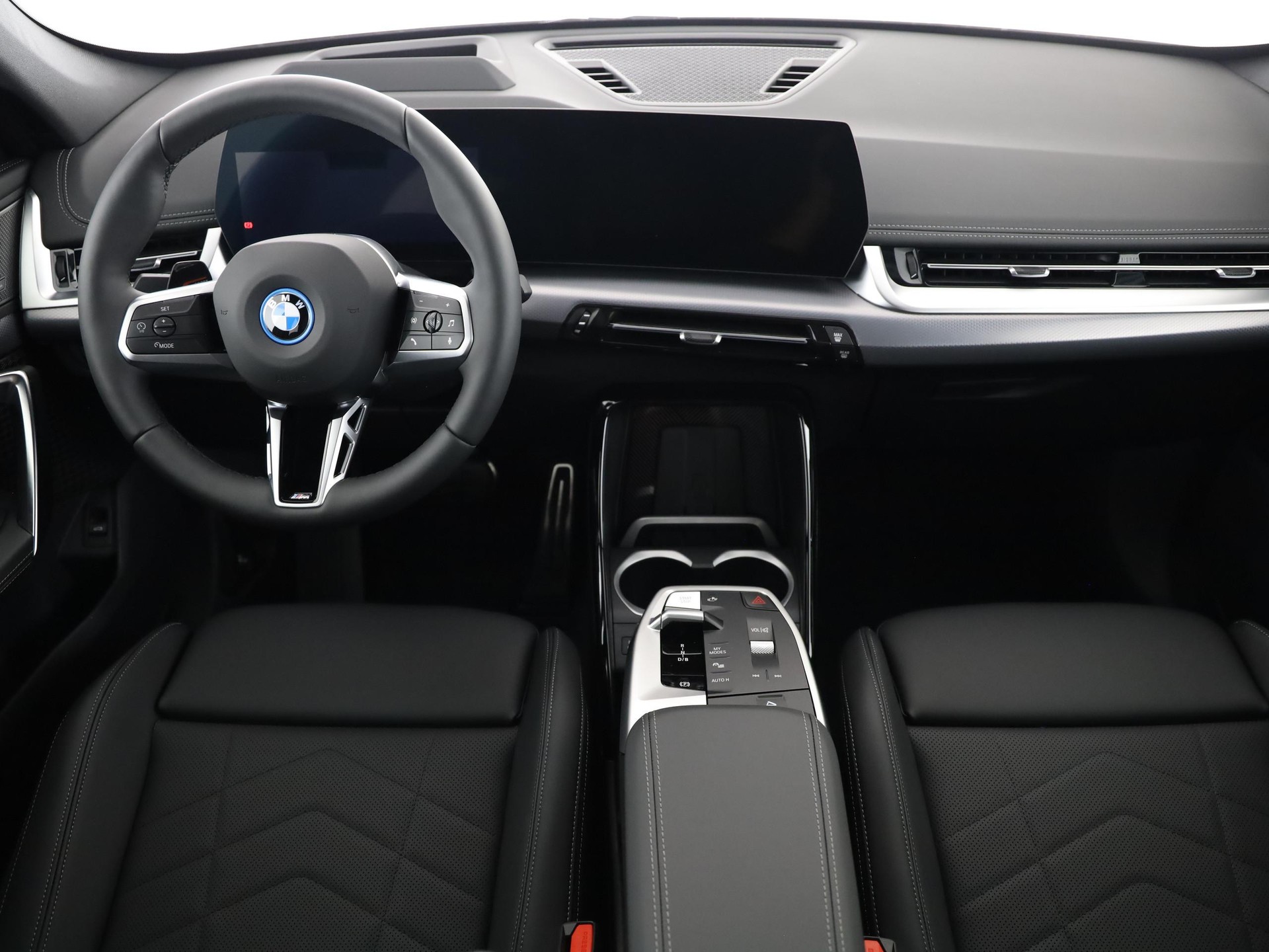 BMW iX1 30 xDrive-image-5