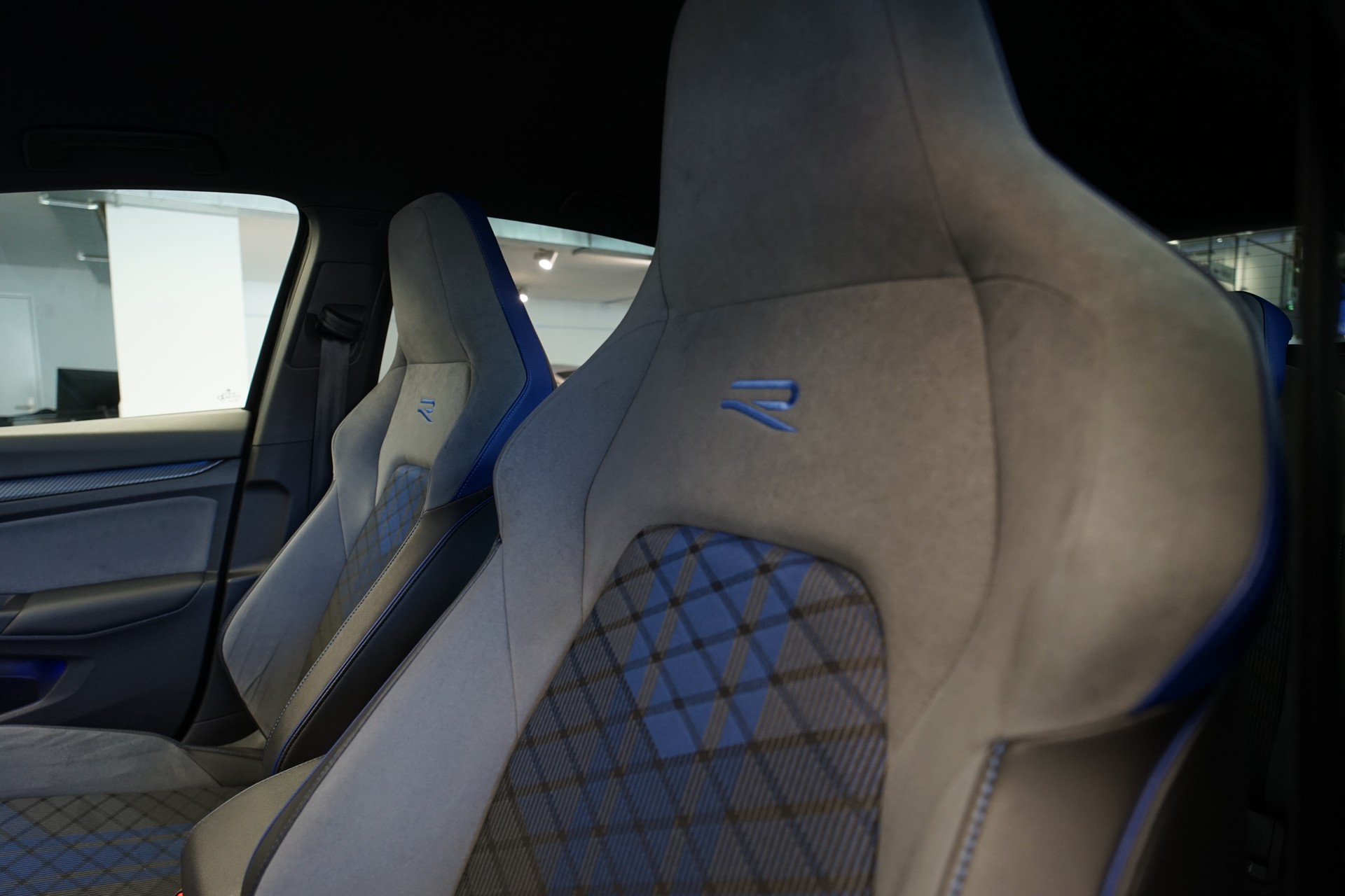 VW Golf 2.0 TSI R DSG 4Motion-image-17