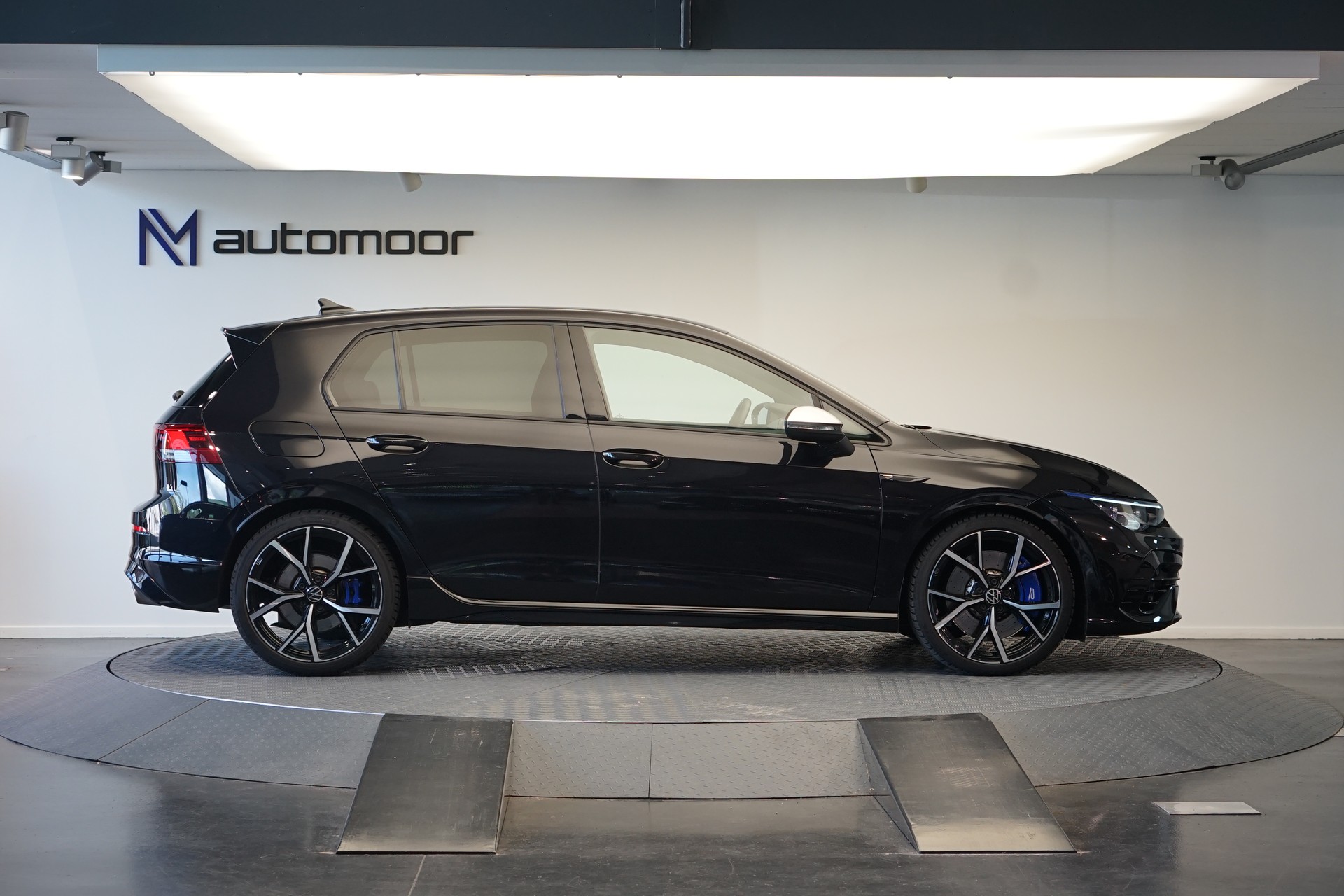 VW Golf 2.0 TSI R DSG 4Motion-image-3