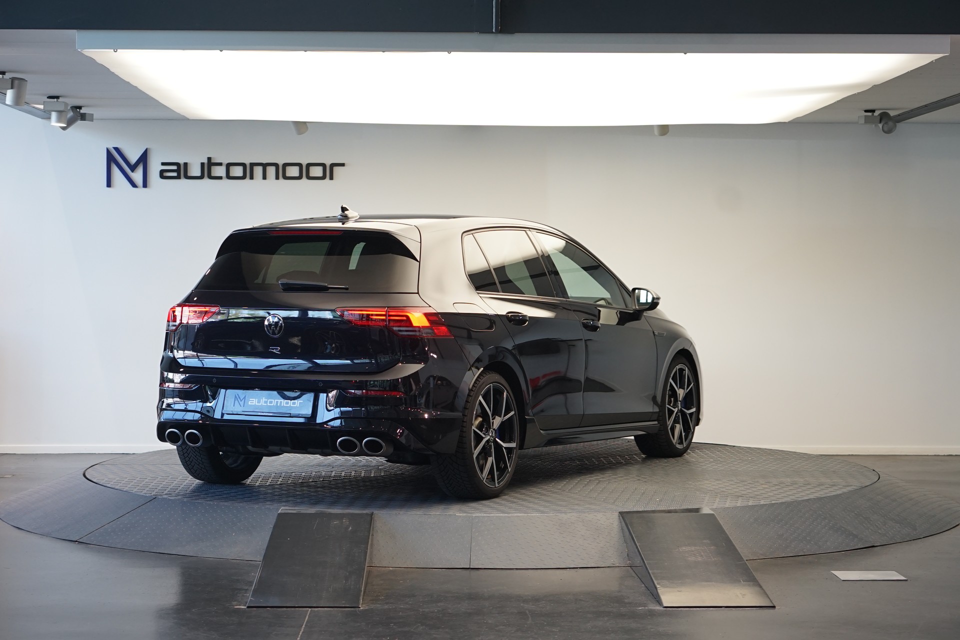 VW Golf 2.0 TSI R DSG 4Motion-image-4