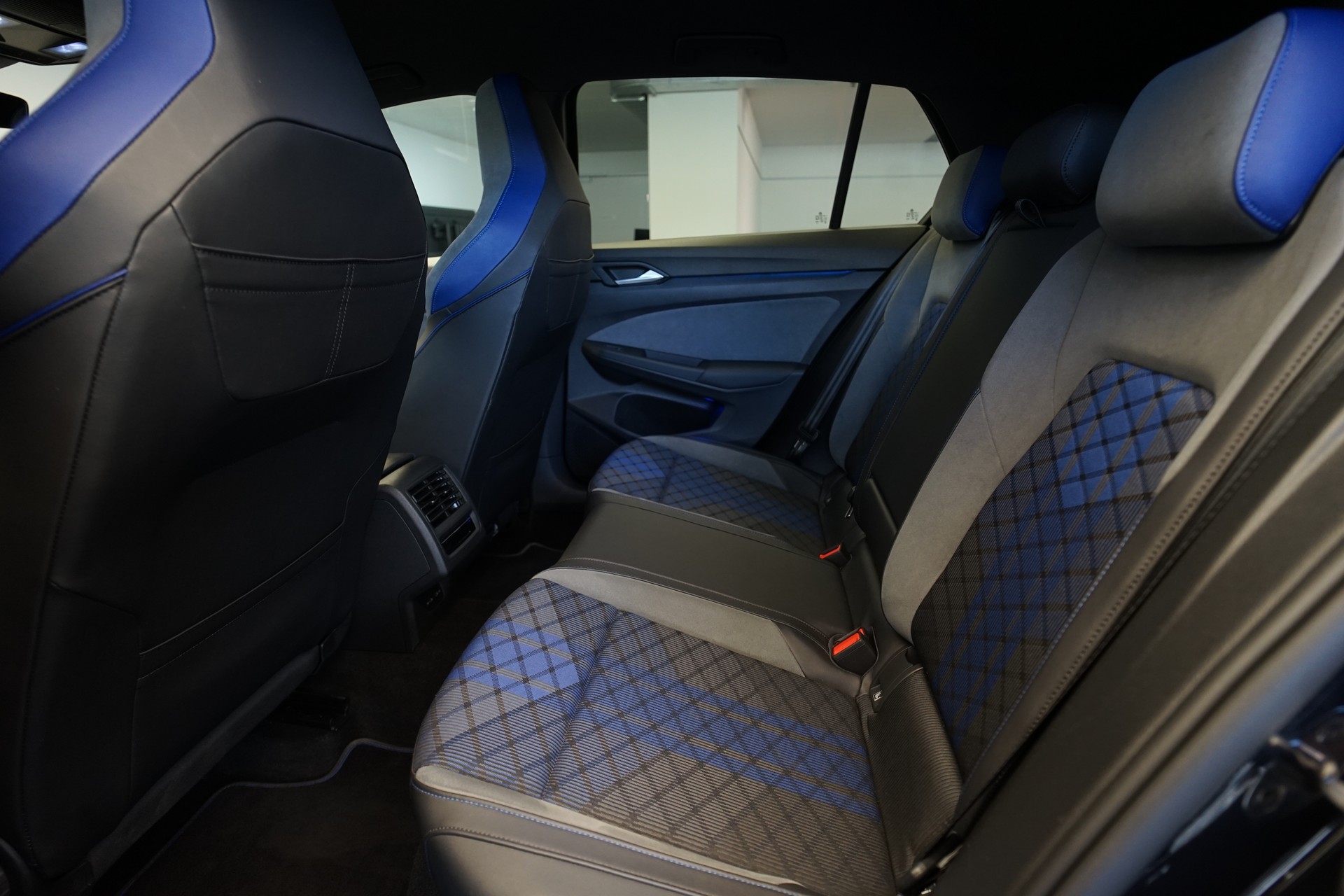 VW Golf 2.0 TSI R DSG 4Motion-image-18