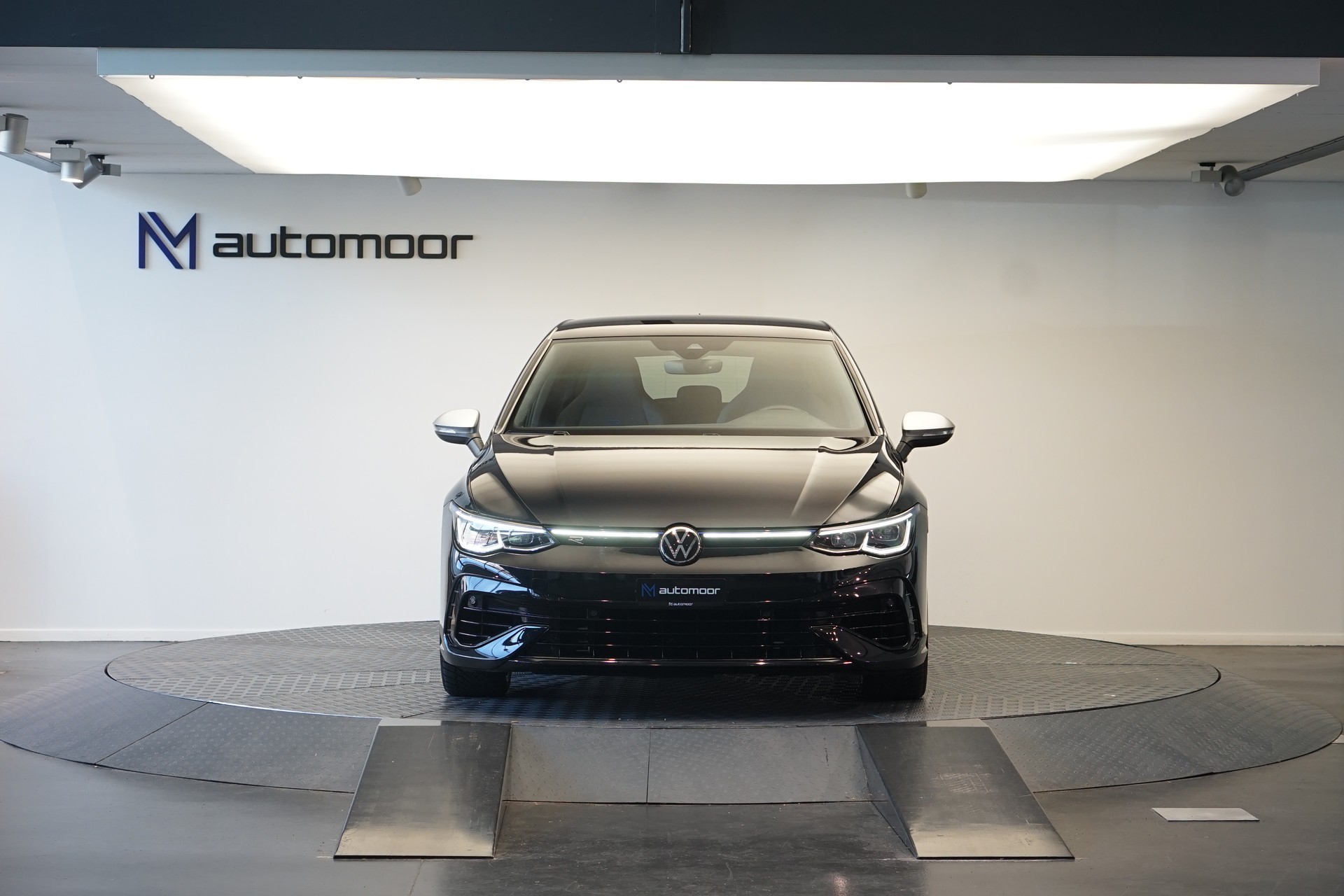VW Golf 2.0 TSI R DSG 4Motion-image-1