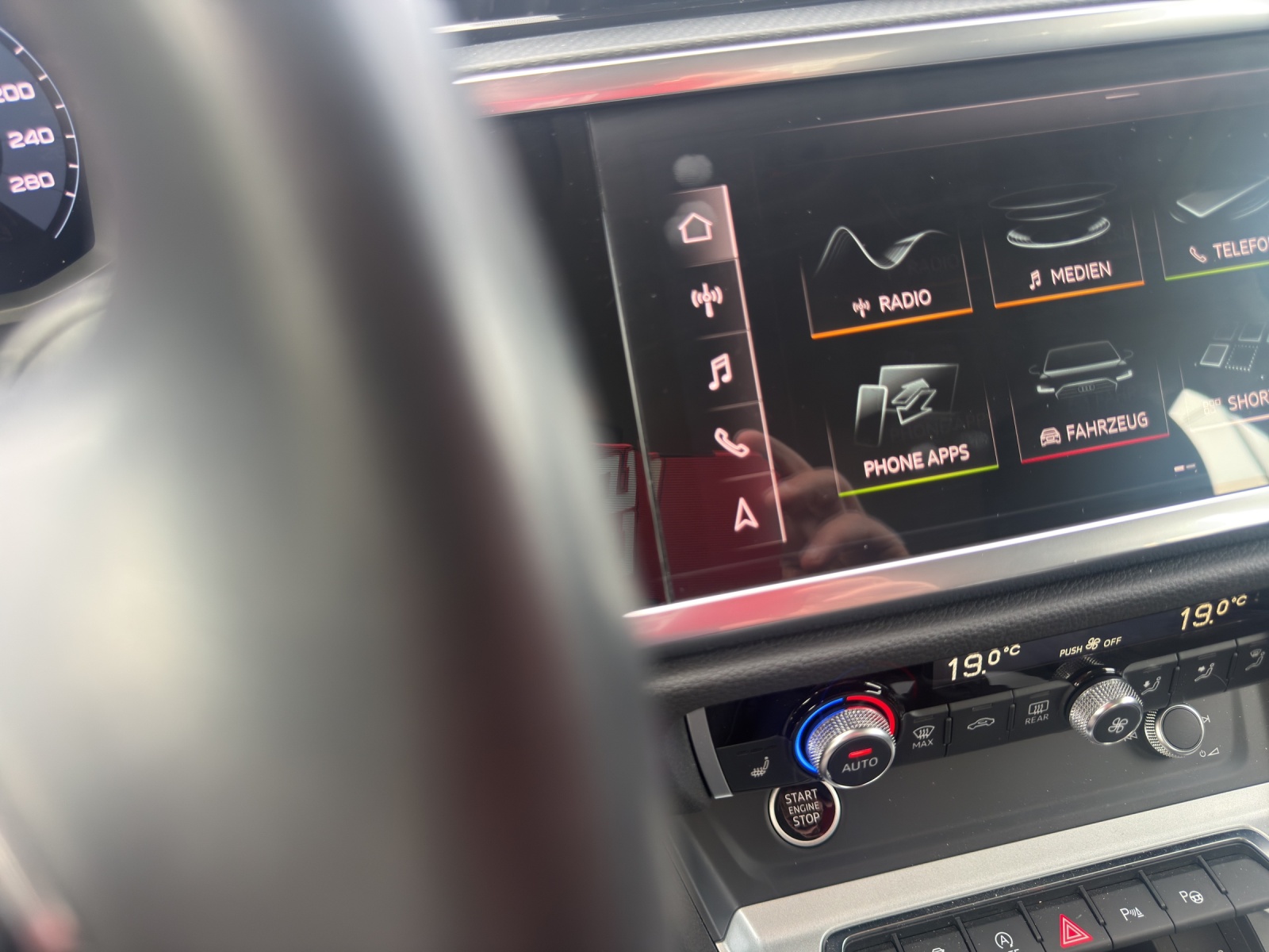 AUDI Q3 45 TFSI S line quattro S-tronic-image-14
