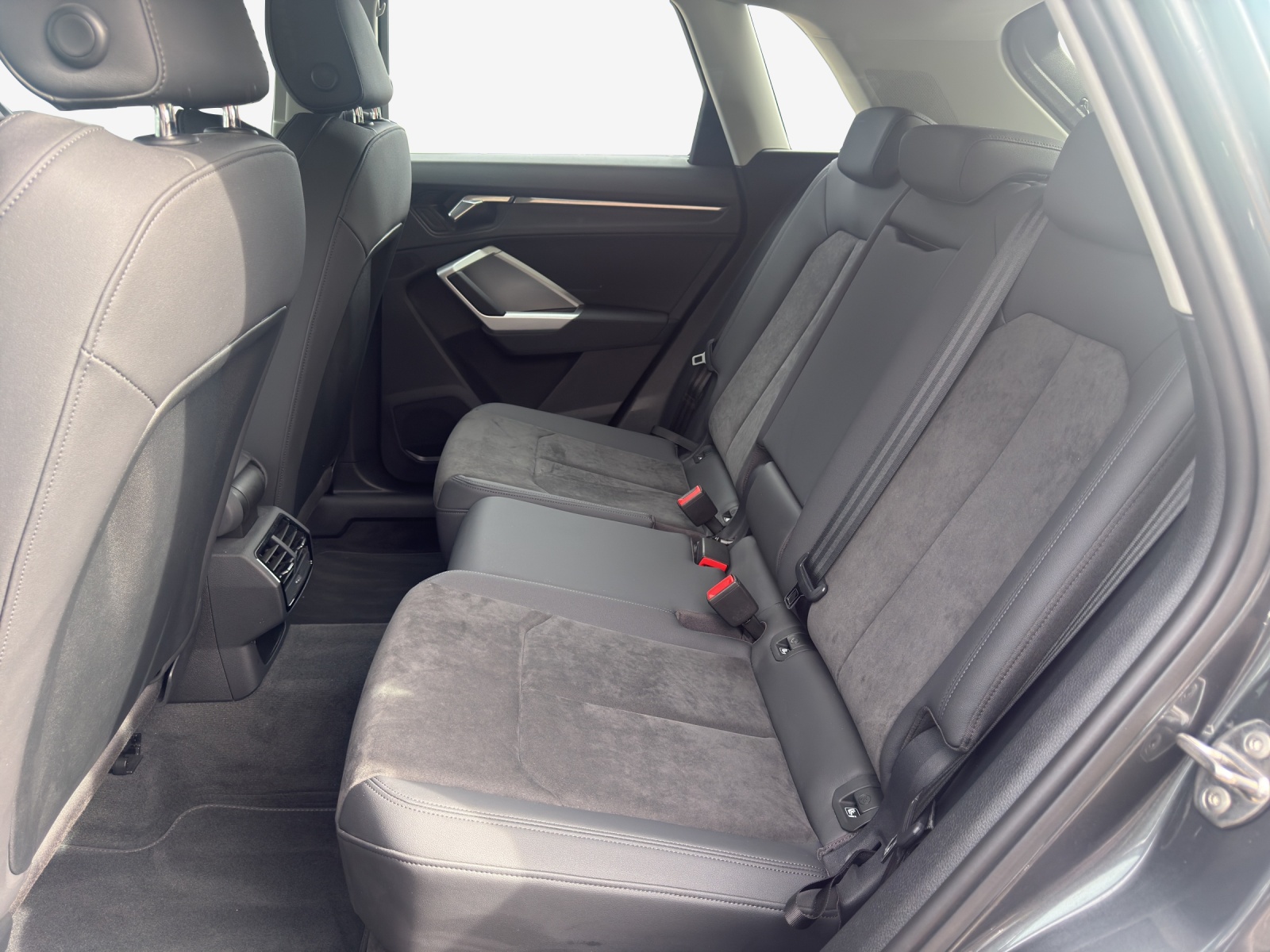 AUDI Q3 45 TFSI S line quattro S-tronic-image-11