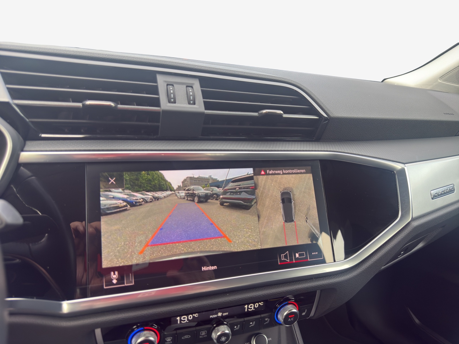 AUDI Q3 45 TFSI S line quattro S-tronic-image-15