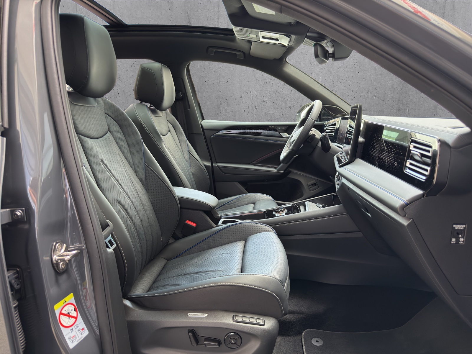 VW Tiguan 2.0 TDI SCR R-Line 4Motion DSG-image-13