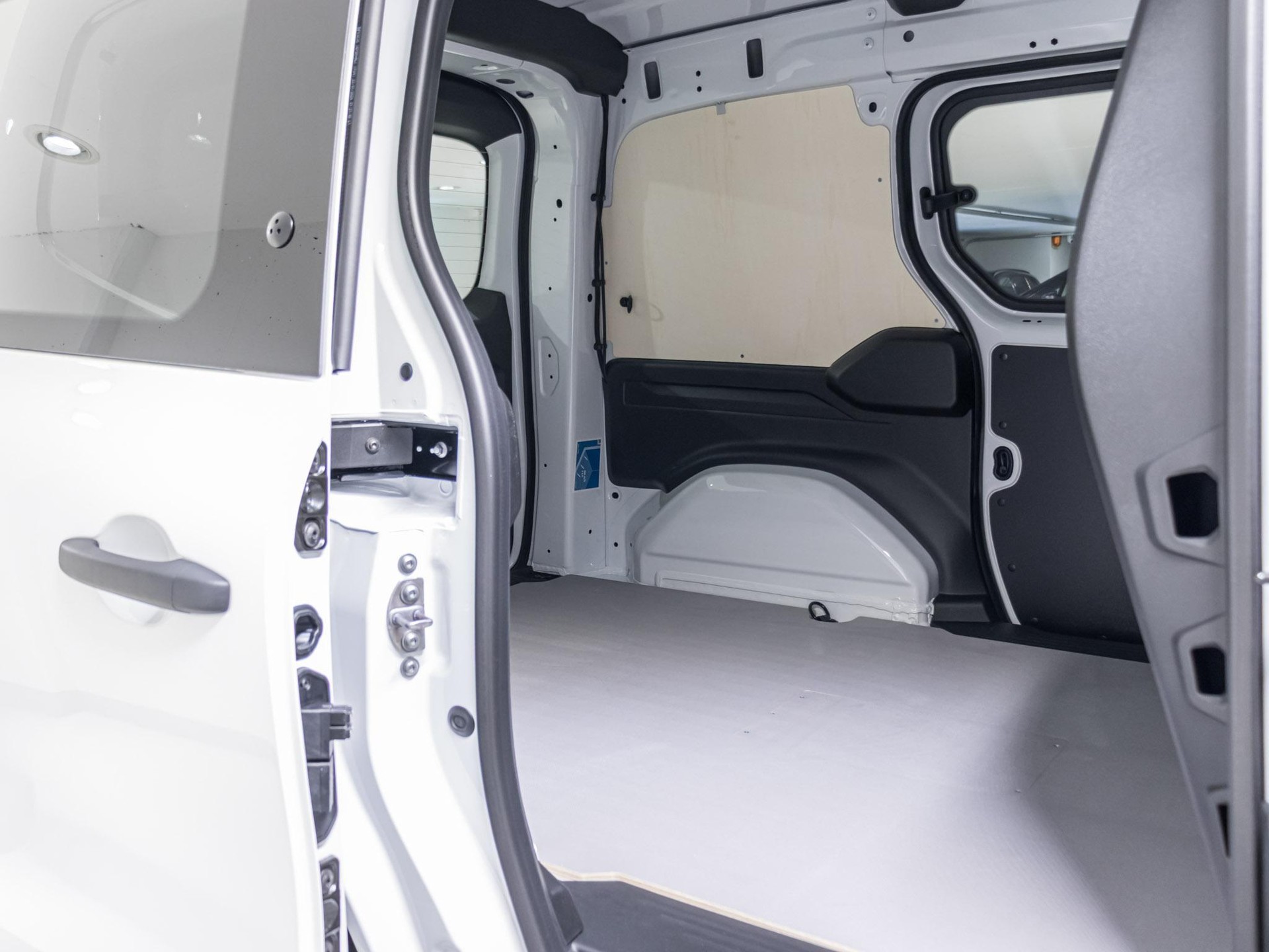 MERCEDES-BENZ eCitan Kasten BASE Standard-image-12