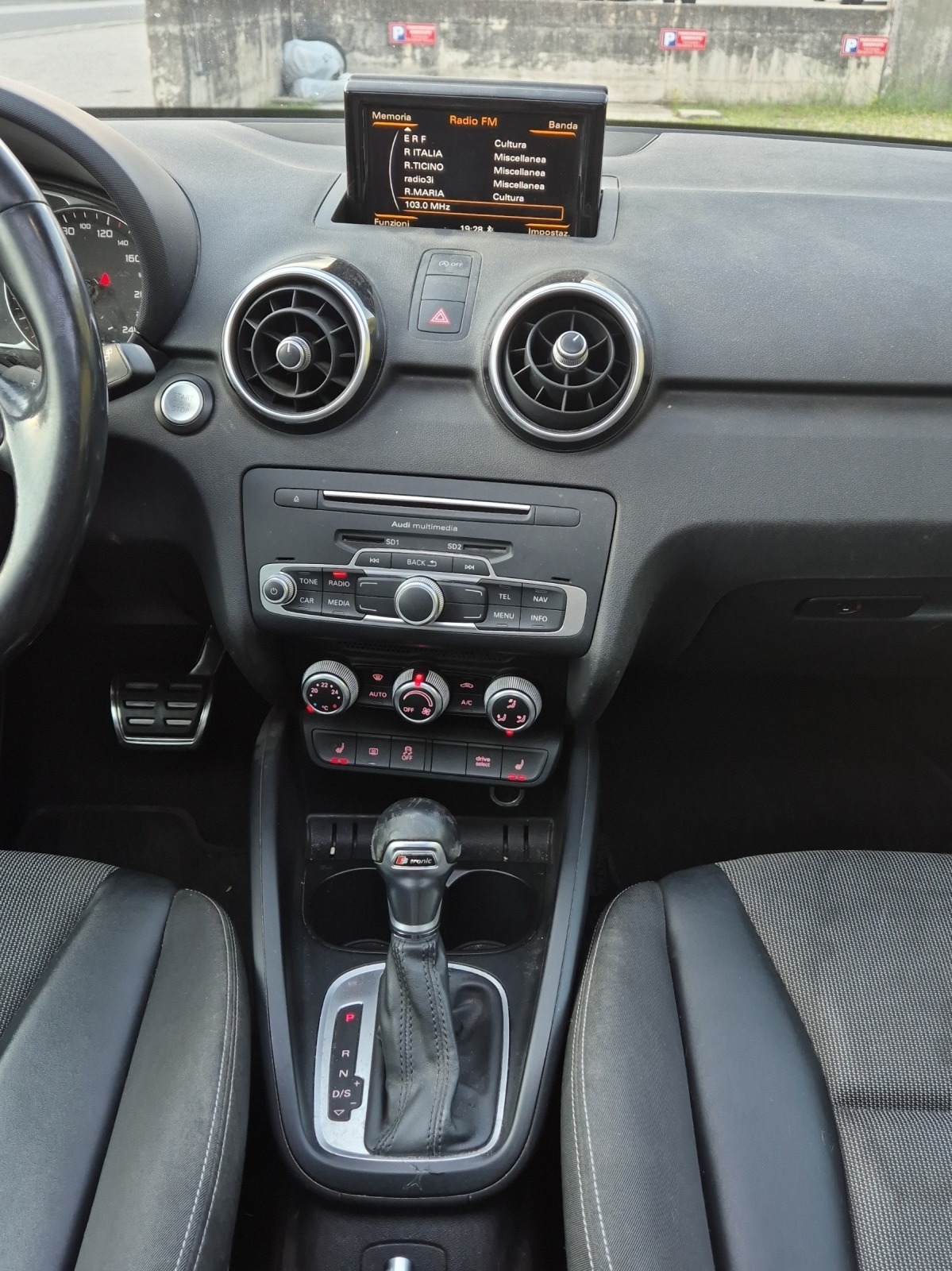 AUDI A1 Sportback 1.6 TDI Sport S-Line-image-11
