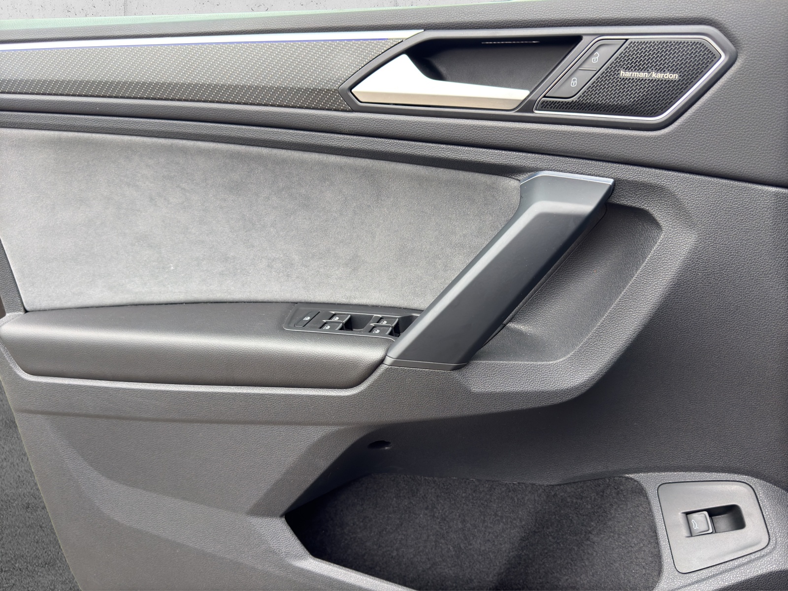 VW Tiguan 2.0TSI R 4Motion DSG-image-11