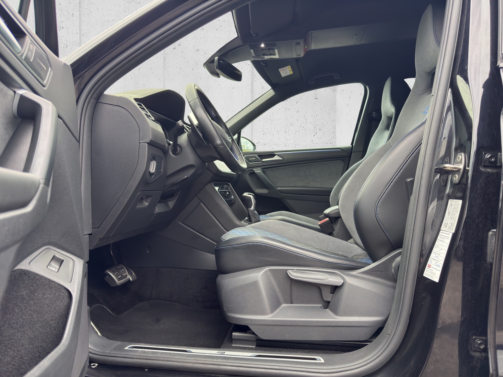VW Tiguan 2.0TSI R 4Motion DSG-image-8