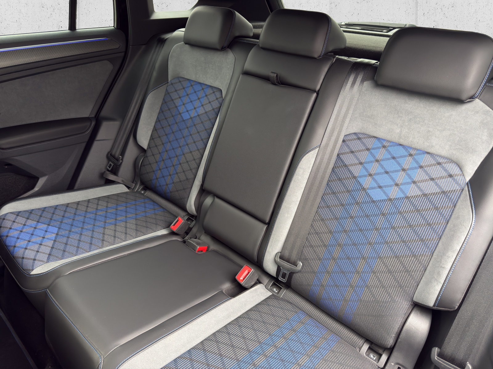 VW Tiguan 2.0TSI R 4Motion DSG-image-12