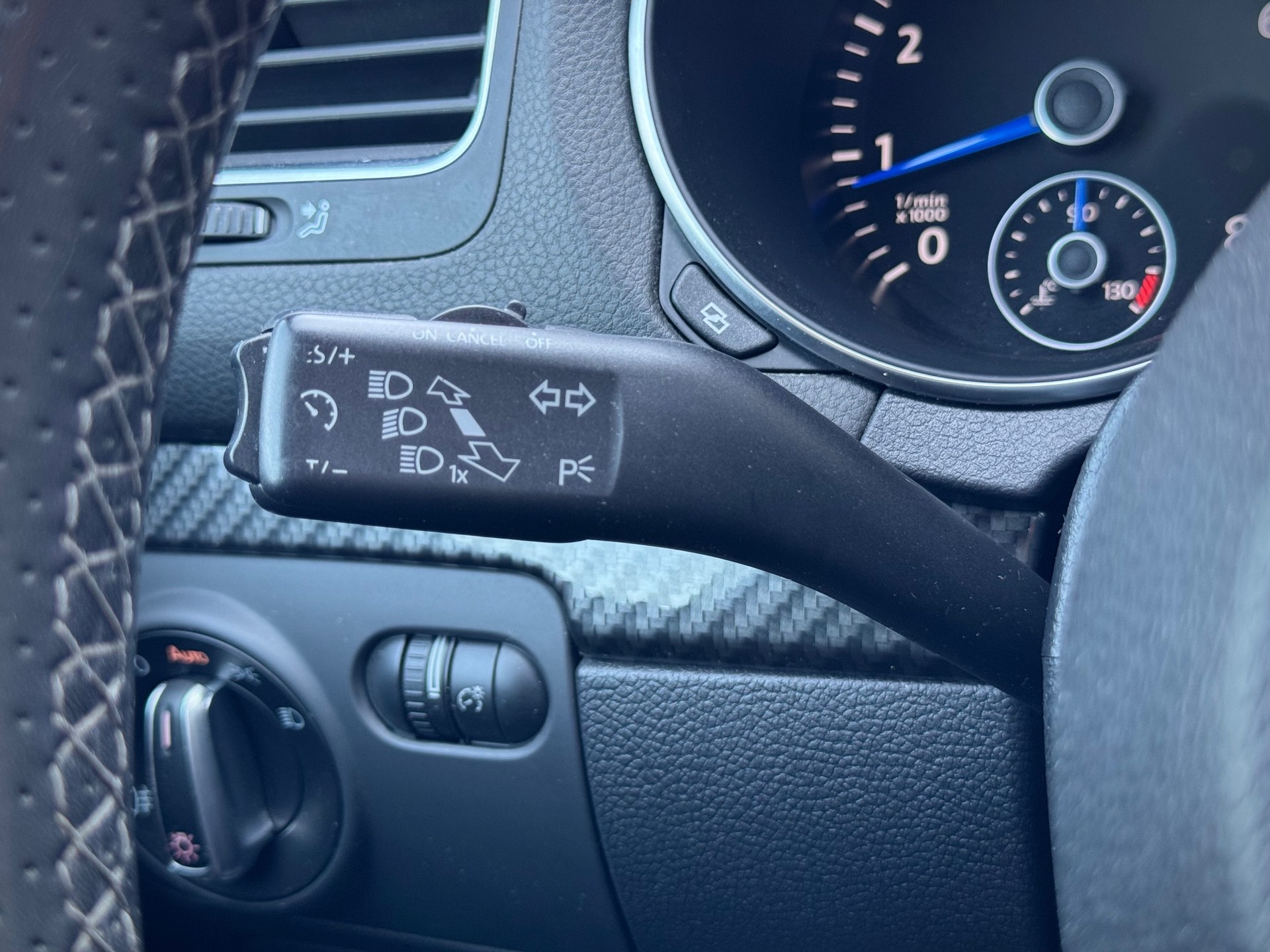 VW Golf 2.0 TSI R 4Motion DSG - Véhicule Suisse (CH)-image-8