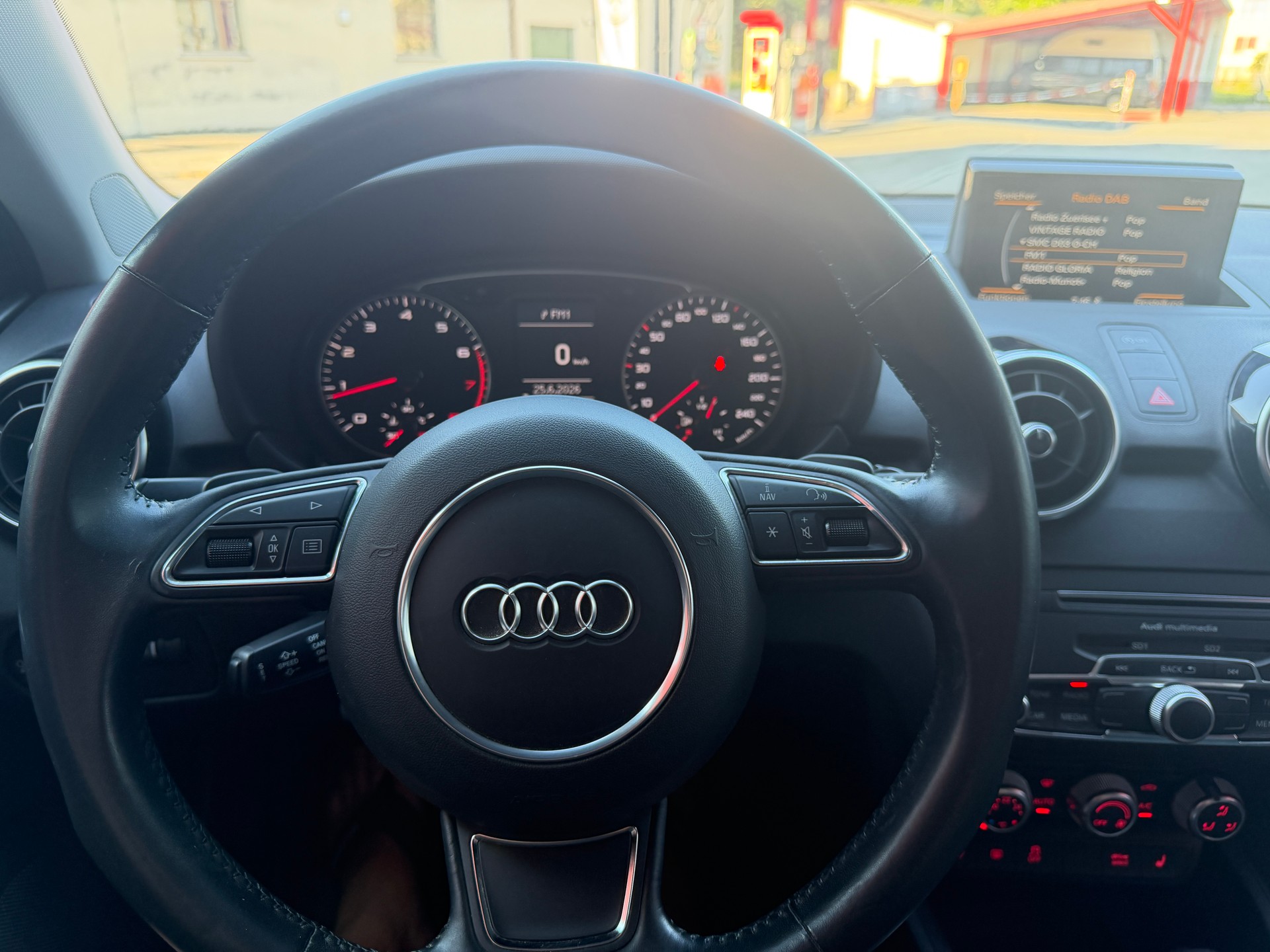 AUDI A1 Sportback 1.4 TFSI Sport S-tronic-image-10