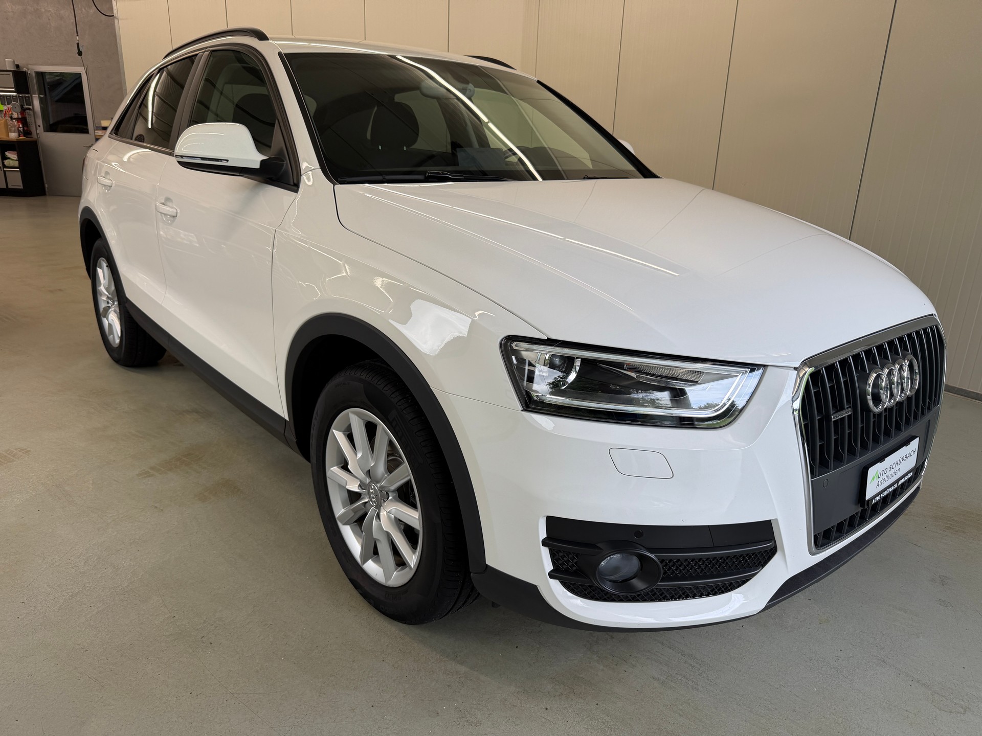 AUDI Q3 2.0 TFSI quattro S-tronic-showroom-element-1