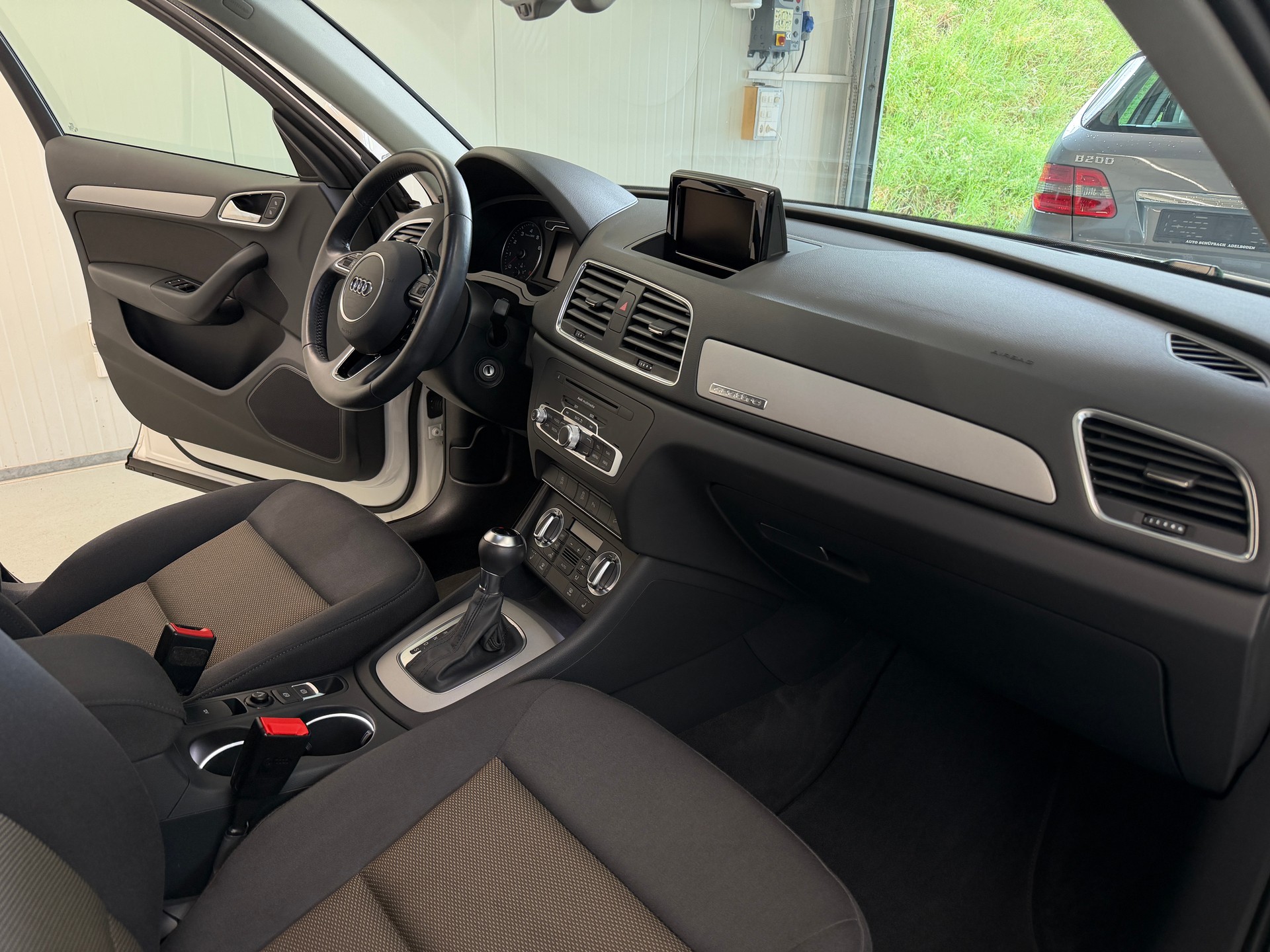 AUDI Q3 2.0 TFSI quattro S-tronic-image-15