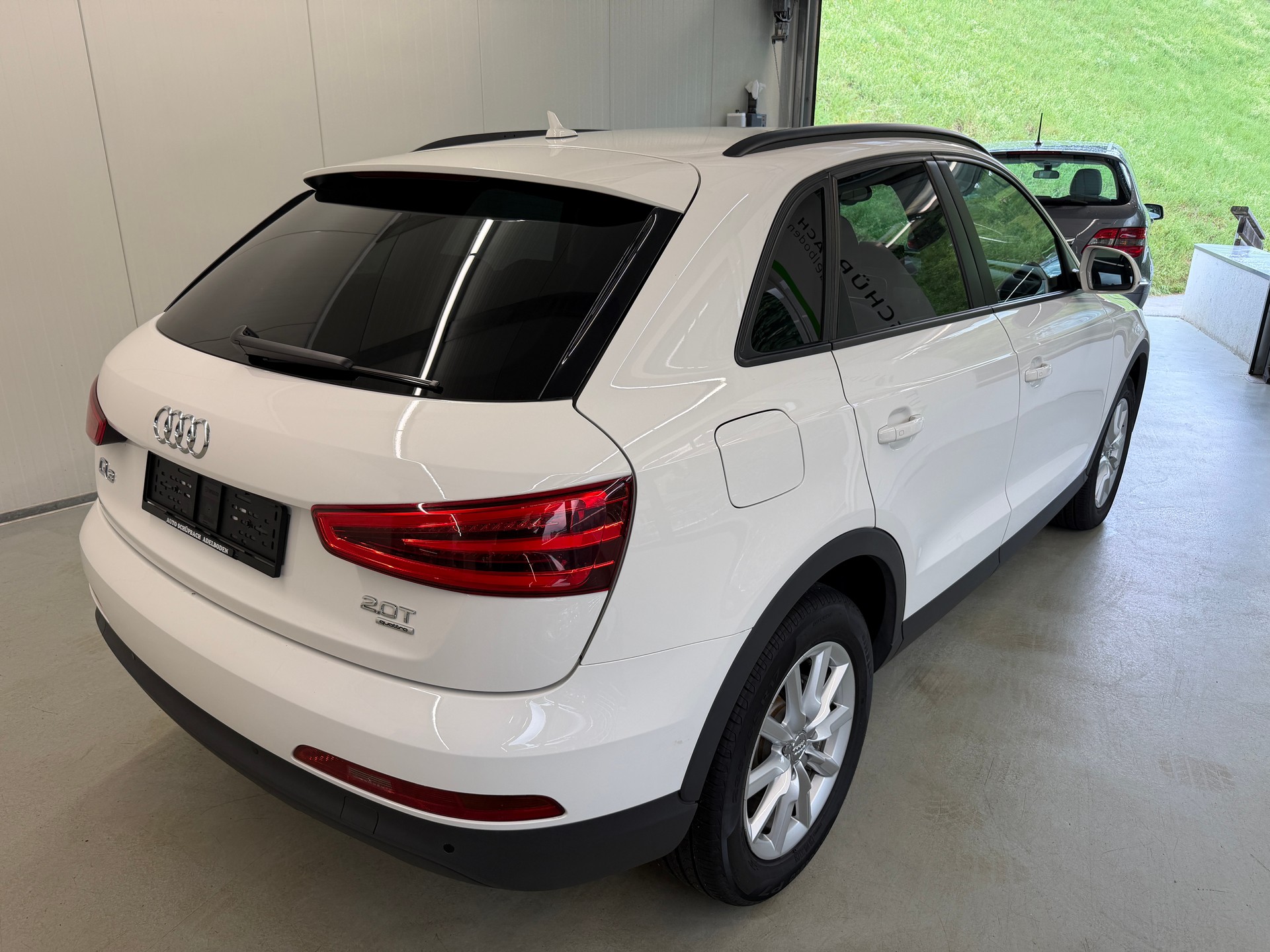 AUDI Q3 2.0 TFSI quattro S-tronic-showroom-element-3