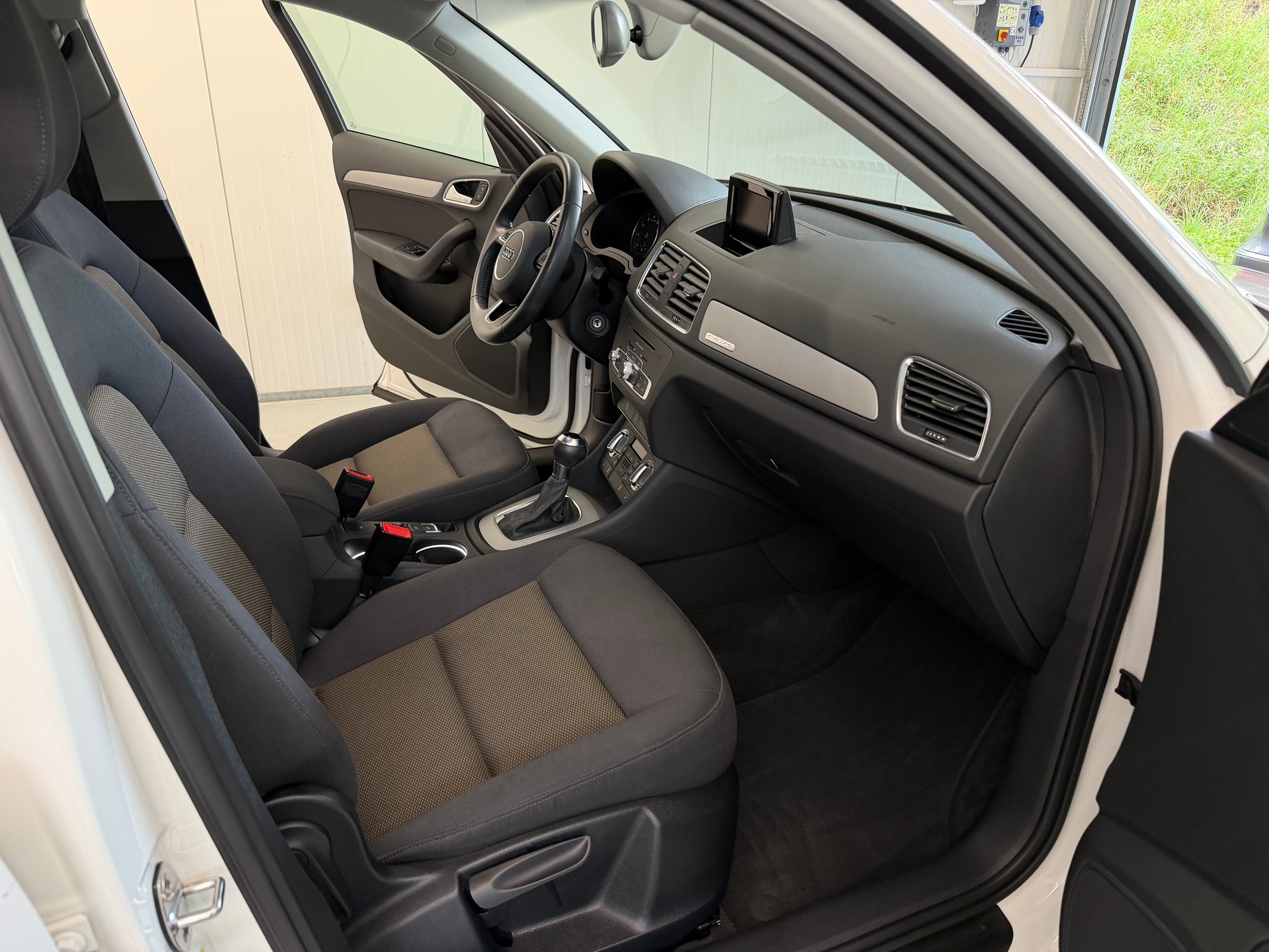 AUDI Q3 2.0 TFSI quattro S-tronic-image-14