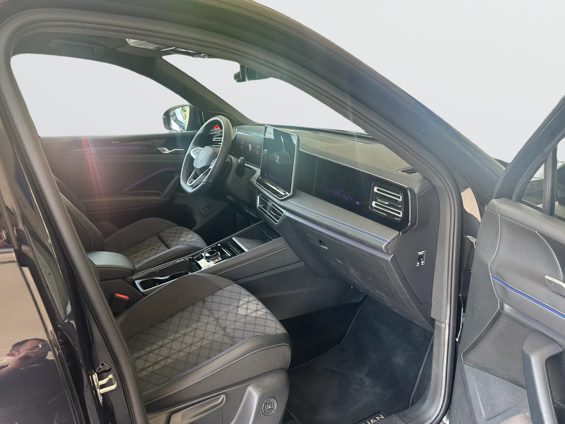 VW Tiguan 2.0 TDI SCR R-Line 4Motion DSG-image-12