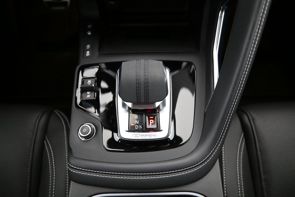 JAGUAR E-Pace 1.5 T 300e R-Dynamic S AWD-image-9