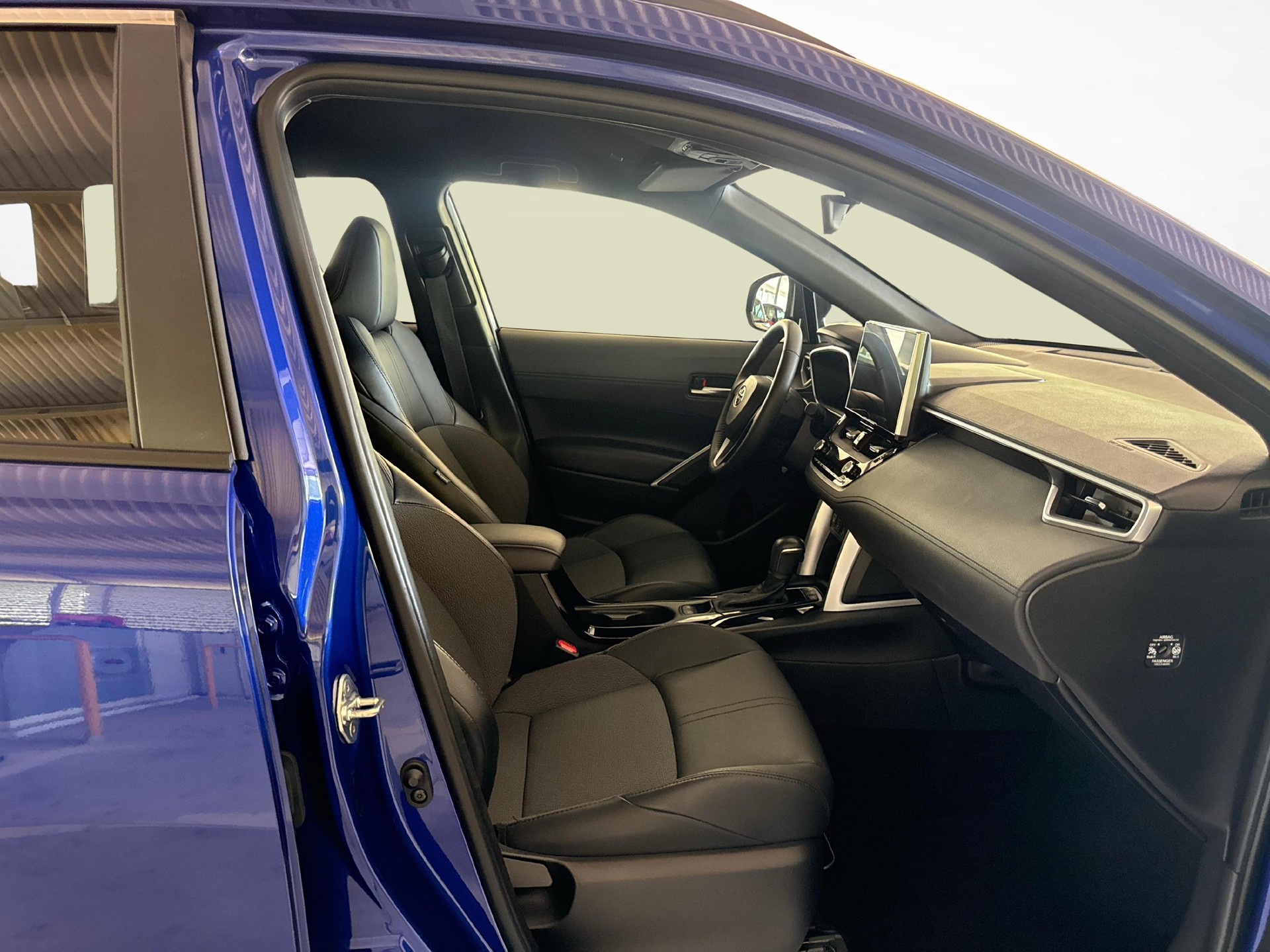 TOYOTA Corolla Cross 2.0 HSD Trend AWD-i-image-8